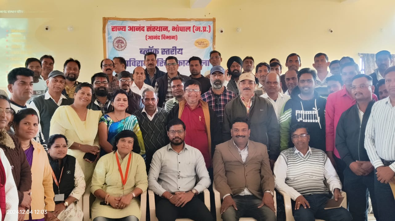काम का बोझ कम करने से मिलता है आनंद: सीईओ पंकज वर्मा काम का बोझ कम करने से मिलता है आनंद: सीईओ पंकज वर्मा एक दिन से अल्पविराम परिचय कार्यक्रम का बरघाट से हुआ शुभारंभ सिवनी 04 दिसम्बर 24 सिवनी यशो:- कलेक्टर सुश्री संस्कृति जैन एवं मुख्य कार्यपालन अधिकारी सिवनी नव जीवन पवार के मार्गदर्शन में सिवनी जिले में शासकीय कर्मचारियों में आनंद की अनुभूति कराने तथा उनके दैनंदिनी कार्यों में सकारात्मक का भाव बढऩे की दृष्टि से शिक्षा विभाग, स्वास्थ्य विभाग, पंचायत कृषि विभाग,वन पुलिस महिला बाल विकास आदि विभाग के अधिकारियों कर्मचारियों के लिए बरघाट जनपद में एक दिवसीय ब्लॉक स्तरीय आनंदम अल्पविराम परिचय कार्यशाला का आयोजन किया गया। ज्ञात हो कि नागरिकों की खुशहाली एवं परिपूर्ण जीवन के लिए आंतरिक तथा बाह्य सकुशलता आवश्यक है। सिर्फ भौतिक प्रगति व सुविधाओं से अनिवार्य रूप से प्रसन्न रहना संभव नहीं है। राज्य आनंद संस्थान इसी अवधारणा के साथ अल्पविराम कार्यक्रमों का आयोजन करता चला आ रहा है। इसी तारतम्य में सिवनी जिले के हर विकासखंड में अल्प विराम कार्यक्रम आयोजित किये जा रहे है जिसकी शुरूवात 04 दिसंबर से बरघाट विकासखंड मुख्यालय की गई है। अल्प विराम कार्यक्रमों का उद्देश्य राज्य के पूर्ण विकास नागरिकों की मानसिक, शारीरिक एवं भावनात्मक उन्नति तथा प्रसन्नता लाना है। विकास का मापदण्ड मूल्य आधारित होने के साथ-साथ नागरिकों के आनंद ज्ञात करने वाला भी होना चाहिए। इस अवधारणा को साकार करने के लिए भौतिक प्रगति के पैमाने से आगे बढ़कर आनंद के मापकों को सांझा करने के लिए राज्य आनंद संस्थान प्रयासरत है। इसं कार्यशाला में राज्य आनंद संस्थान की ओर से जबलपुर से आई दीप्ति ठाकुर के द्वारा जीवन का लेखा-जोखा बताते हुए समझाया गया कि जीवन में परोपकार करने से स्वयं की बुराइयां कम होती जाती है। सर्वप्रथम सीईओ जनपद बरघाट पंकज वर्मा, निलेश जैन नोडल अधिकारी राज्य संस्थान, दीप्ति ठाकुर मास्टर टेऊनर्स नीलम विश्वकर्मा, नैनवती बरकड़े, संजय शर्मा, प्रगति बोरकर, भारत देशमुख ने दीप प्रज्वलन कर कार्यक्रम का शुभारंभ किया। इस कार्यक्रम में बरघाट विकासखंड के 64 प्रतिभागी शामिल हुए।