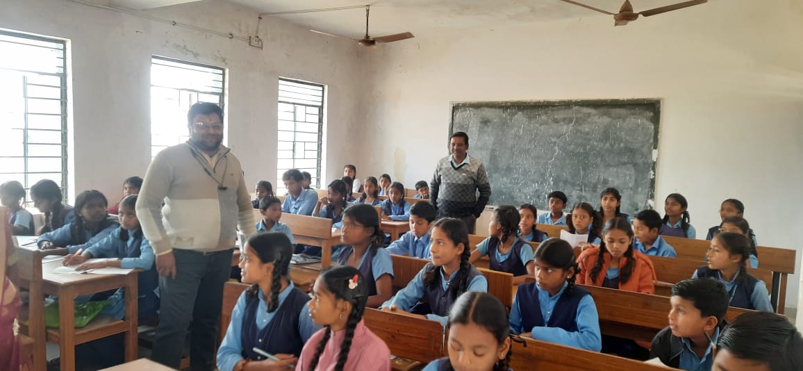 सिवनी यशो:- परियोजना समन्?वयक जिला शिक्षा केन्?द्र सिवनी ने बताया कि शासन के निर्देशानुसार एवं कलेक्टर सुश्री संस्?कृति जैन के निर्देशन व मुख्य कार्यपालन अधिकारी जिला पंचायत सिवनी श्री नवजीवन जिजय के मार्गदर्शन में समस्त शासकीय प्राथमिक, माध्यमिक विद्यालय में अध्ययनरत कक्षा 2 से 8 तक के विद्यार्थियों के लिए ओलम्पियाड का आयोजन जनशिक्षा केन्द्र स्तर पर मंगलवार 24 दिसम्बर 2024 को प्रात: 11 बजे से दोपहर 2 बजे तक आयोजन किया गया। ऑलम्पियाड परीक्षा को लेकर बच्चों एवं पालको में उत्साह देखा गया।