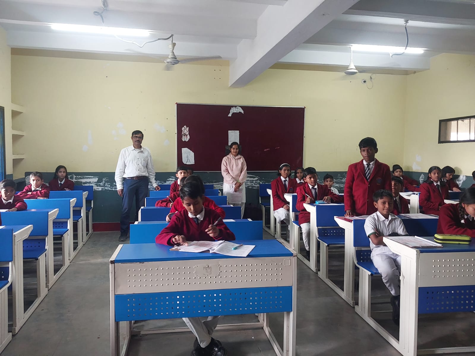 जिले की 108 शालाओ में हुआ (परख) राष्ट्रीय उपलब्धि सर्वे कलेक्टर सुश्री जैन ने किया जैतपुर खुर्द विद्यालय का निरीक्षण सिवनी 04 दिसम्बर 24 सिवनी यशो:- भारत शासन द्वारा प्रारंभिक शिक्षा में विद्यार्थियों के उपलब्धि स्तर का जायजा लेने हेतु कक्षा 3, 6 व 9 के विद्यार्थियों का 04 दिसम्बर 2024 को पूरे देश में एक साथ परख राष्ट्रीय सर्वेक्षण 2024 एनसीईआरटी की गाइडलाइंस व टूल्स के अनुसार सेम्पल शालाओं में आयोजित किया गया। सर्वे के दौरान कलेक्टर सुश्री संस्कृति जैन ने भी विकासखंड सिवनी के शासकीय माध्यमिक शाला जैतपुर खुर्द का निरीक्षण व्यवस्थाओं का जायजा लिया। राज्य शिक्षा केंद्र भोपाल से ओआईसी श्री अमित सक्सेना के द्वारा केन्द्रीय विधालय सिवनी, नवोदय विद्यालय कन्हीवाडा, आशादीप विद्यालय पलारी एवं शासकीय माध्यमिक विद्यालय झोला का निरीक्षण किया गया। उक्त सर्वे में डाइट फैकल्टी ,जिला शिक्षा अधिकारी, जिला परियोजना समन्वयक, समस्त सहायक परियोजना समन्वयक, बीआरसीसी, बीएसी एवं जनशिक्षको के द्वारा सतत भ्रमण कर निरीक्षण किया गया। जिले के 100 शैक्षणिक संस्थाओं में कुल 108 कक्षायें परख राष्ट्रीय सर्वेक्षण के लिये चयनित हुई थी। इनमें कक्षा 3 हेतु 41, कक्षा 6 हेतु 31 तथा कक्षा 9 हेतु 36 कक्षायें सम्मिलित है। सर्वे कार्य हेतु डाइट के प्रथम एवं द्वितीय वर्ष में अध्ययनरत 108 प्रशिक्षणार्थियों को फील्ड इन्वेस्टिगेटर नियुक्त किया गया था। चयनित विद्यालयों में सीबीएसई के द्वारा 100 माइक्रोआब्जर्वर की नियुक्ति की गई। राष्ट्रीय उपलब्धि सर्वे के सफल एवं सुचारू क्रियान्वयन के लिए जिले स्तर पर डाइट केवलारी में कन्ट्रोल रूम का गठन किया जाकर सर्वे डाटा संबंधी जानकारी एकत्र की गई। जिसमे कक्षा 3 के 718 बच्चे एवं 88 शिक्षक, कक्षा 6 के 720 बच्चे एवं 87 शिक्षक तथा कक्षा 9 के 1007 बच्चे एवं 144 शिक्षक सम्मिलित हुए। इस प्रकार कुल 108 कक्षाओं के 2445 बच्चे एवं 319 शिक्षक सम्मिलित हुये। उल्लेखीय यह है कि प्रत्येक सैंपल शाला की चयनित कक्षा से अधिकतम 30 छात्रो को ही सर्वे में सम्मिलित कराया जाना था।