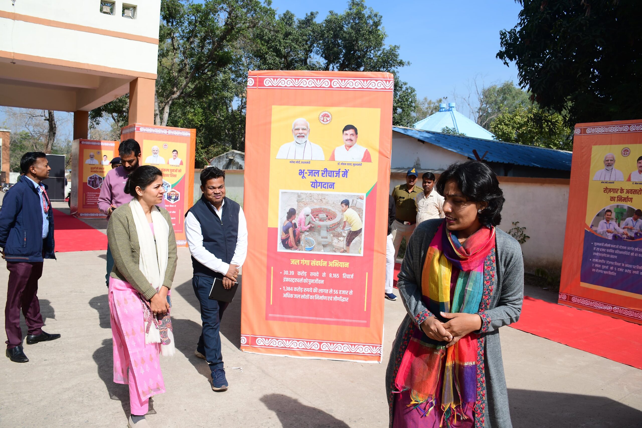 सिवनी यशो:- मुख्यमंत्री जनकल्याण अभियान (Chief Minister Public Welfare Campaign) के परिपेक्ष्य में जनसंपर्क विभाग (public relations Department) द्वारा विभिन्न जनकल्याणकारी योजनाओं पर केंद्रित प्रदर्शनी (exhibition) एसडीएम कार्यालय परिसर सिवनी में लगाई गई है।