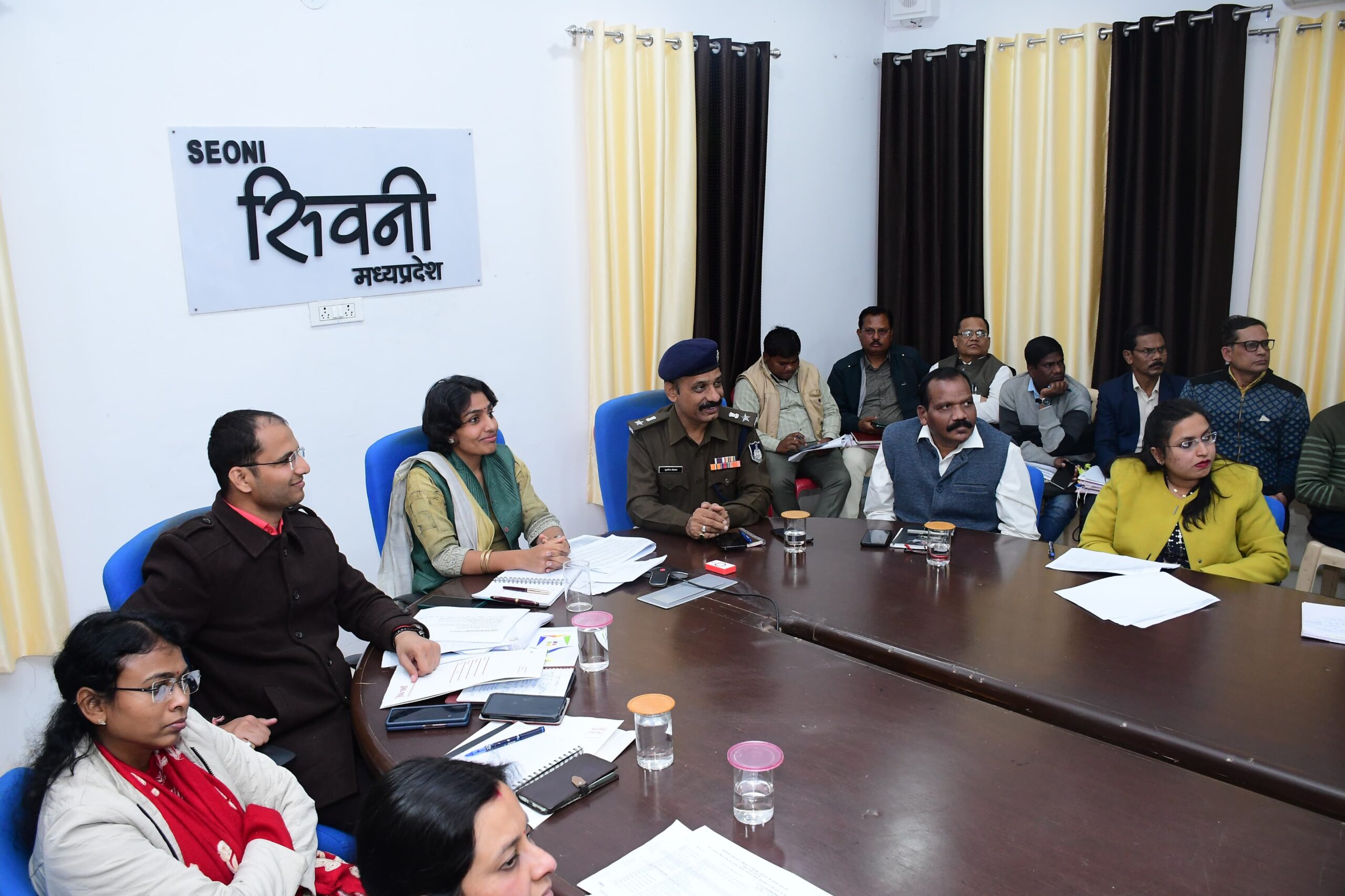 सिवनी यशो:- मुख्यमंत्री डॉ. मोहन यादव (Chief Minister Dr. Mohan Yadav) ने सोमवार 16 दिसम्बर को जबलपुर संभाग के जिलों की समीक्षा बैठक लेकर मुख्यमंत्री जनकल्याण अभियान (Chief Minister Public Welfare Campaign) , लोक निर्माण विभागों के कार्यों, एनएचएआई के कार्यों, जलसंसाधन विभाग, लोक स्वास्थ्य यांत्रिकी विभाग, जल निगम, किसान कल्याण एवं कृषि विकास विभाग, उपार्जन, मध्यप्रदेश औद्योगिक विकास निगम, स्कूल शिक्षा विभाग, उर्जा विभाग सहित अपर मुख्य सचिव की अध्यक्षता में विगत 14 दिसम्बर को संपन्न हुई संभागीय समीक्षा बैठक में सामने आये विभिन्न बिंदुओं पर चर्चा कर आवश्यक दिशा-निर्देश दिए गए।