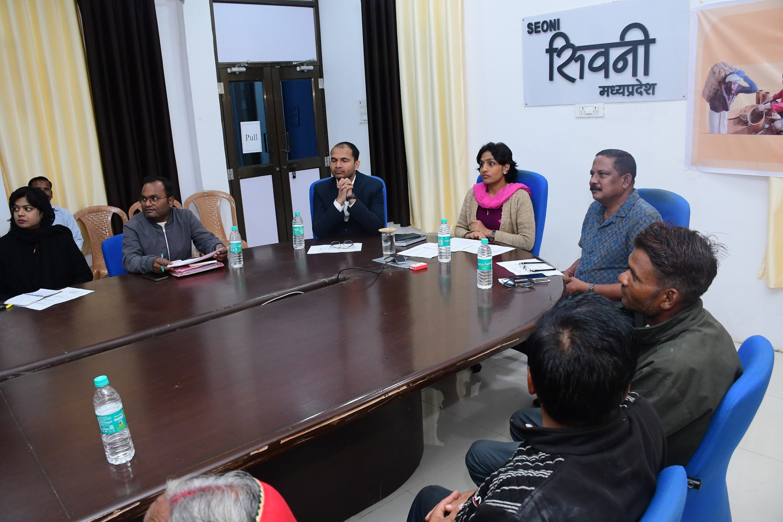 मुख्यमंत्री जनकल्याण (संबल 2.0) योजनांतर्गत अनुग्रह सहायता राशि का हुआ वितरण Seoni 04 December 24  सिवनी यशो:- मुख्यमंत्री डॉ. मोहन यादव (Chief Minister Dr. Mohan Yadav) ने बुधवार 04 दिसम्बर को मुख्यमंत्री जनकल्याण (Chief Minister Jankalyan) (संबल 2.0) योजना की अनुग्रह सहायता राशि का हितलाभ वितरण सिंगल क्लिक (Single Click) के माध्यम से किया गया। उक्त हितलाभ कार्यक्रम में सिवनी जिले के कुल 280 संबल हितग्राहियों के खातें में कुल 60600000/- (छह करोड़ छह लाख रूपयें) की अनुग्रह सहायता राशि सिंगल क्लिक कर डी.बी.टी के माध्यम से सीधे हितग्राहियों के खातों में भुगतान की गई।  हितलाभ वितरण कार्यक्रम का लाईव प्रसारण जिला स्तर पर एन.आई.सी. केन्द्र (NIC Centre) एवं ब्लॉक स्तर (Block Level) पर समस्त जनपद कार्यालयों एवं नगरीय निकायों के सभाकक्ष में किया गया। जिला स्तरीय हितलाभ वितरण कार्यक्रम में सिवनी विधायक  दिनेश राय (Seoni MLA Dinesh Rai), कलेक्टर सुश्री संस्कृति जैन (Collector Ms. Sanskriti Jain), मुख्य कार्यपालन अधिकारी जिला पंचायत पवार नवजीवन विजय सहित संबल हितग्राही एवं श्रम विभागीय टीम उपस्थित रही।                   