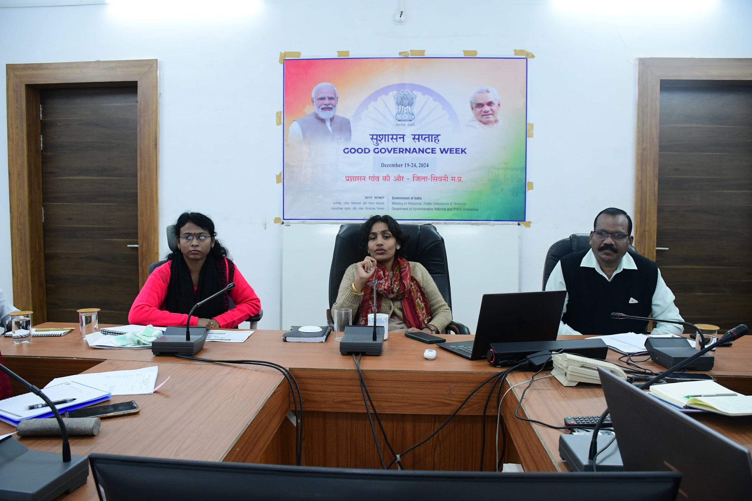 सिवनी यशो:- कलेक्टर सुश्री संस्कृति जैन की अध्यक्षता में सोमवार 23 दिसम्बर को कलेक्ट्रेट सभाकक्ष में समय-सीमा बैठक आयोजित हुई। बैठक में अपर कलेक्टर सी एल चनाप एवं अपर कलेक्टर सुश्री सुनीता खण्डायत, डिप्टी कलेक्टर पंकज वर्मा, एसडीएम सिवनी सुश्री मेघा शर्मा सहित सभी विभागों के कार्यालय प्रमुख उपस्थित तथा खंडस्तरीय अधिकारी वीडियो कॉफ्रेंसिंग के माध्यम से बैठक में जुड़े थे।