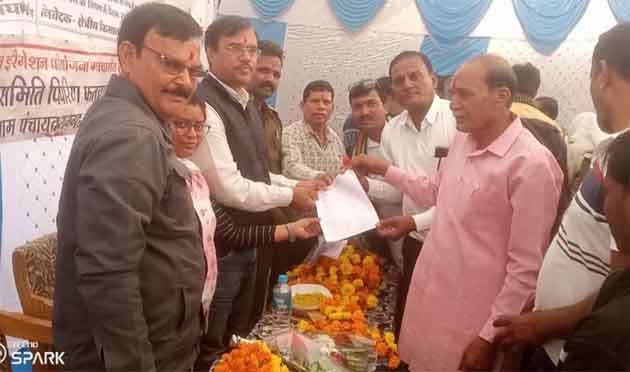 जब ग्रामीणों को पता चला कि योजना में काम कुछ नहीं हुआ है थोड़े से पाईप खेतों में डाल दिये गये है तो उन्होने उग्र आन्दोलन किया एवं लोकसभा चुनाव में बहिस्कार करने का ऐलान कर दिया तो विभाग जागा और कार्य प्रारम्भ हुआ, इस समय ग्रामीण मुख्यमंत्री डॉ. मोहन यादव से मिले थे तब उन्होने कहा था कि सांसद नकुलनाथ, विधायक सुजीत चौधरी कांग्रेस के हैं, आप मुझसे कह रहे है मुख्यमंत्री तक बात पहुंचने के बाद काम प्रारम्भ हुआ। किसानों ने बताया कि विगत 3-4 माह से काम बन्द है क्योकि सभी मजदूर सिवनी में मुनमुन राय के क्षेत्र में कार्य करने गये है।