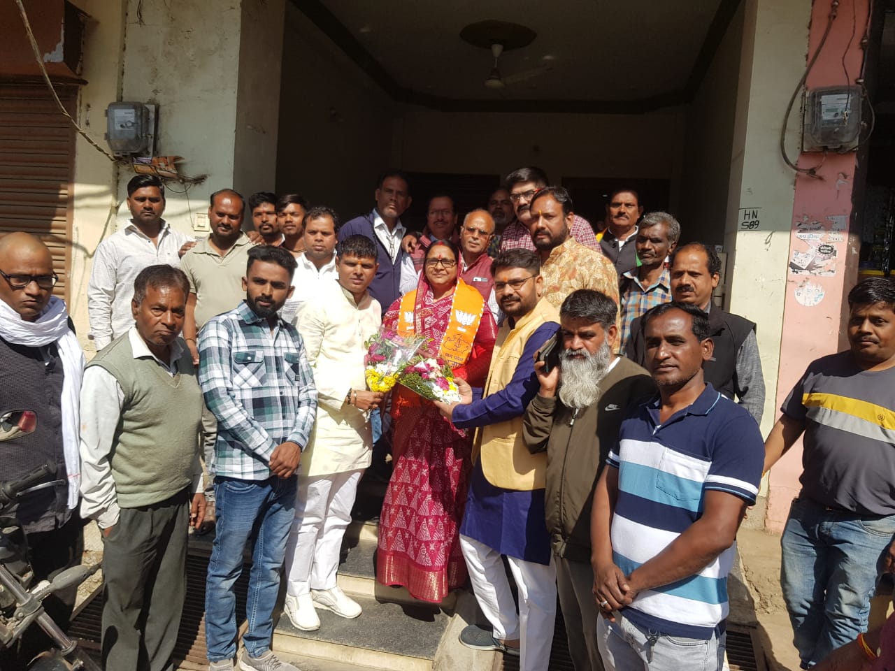 सिवनी यशो:- भारतीय जनता पार्टी की जिला अध्यक्ष श्रीमती मीना बिसेन ने रविवार को भाजपा जिला कार्यालय में प्रधानमंत्री नरेन्द्र मोदी की 'मन की बातÓ कार्यक्रम को पार्टी कार्यकर्ताओं के साथ सुना । मन की बात कार्यक्रम को सुनने के बाद भाजपा जिलाध्यक्ष श्रीमती मीना बिसेन सिवनी नगर दक्षिण मंडल के उपाध्यक्ष राजेश राजू यादव के विवेकानंद वार्ड बूथ क्रमांक 275 में पहुँची जहाँ प्रधानमंत्री जी की मन की बात कार्यक्रम को सुनने पहुँचे कार्यकत्र्ताओं से उन्होंने भेंट की और उन्होंने कहा कि आज प्रधानमंत्री श्री नरेंद्र मोदी जी के 'मन की बातÓ कार्यक्रम ऐतिहासिक रहा, जिसमें प्रधानमंत्री श्री नरेन्द्र मोदी जी ने अंतरिक्ष से लेकर देश की आजादी तक की बात की। उन्होंने बताया कि कैसे भारतीय संस्कृति और विरासत पशु-पक्षियों के साथ स्नेह से रहना सिखाती है।