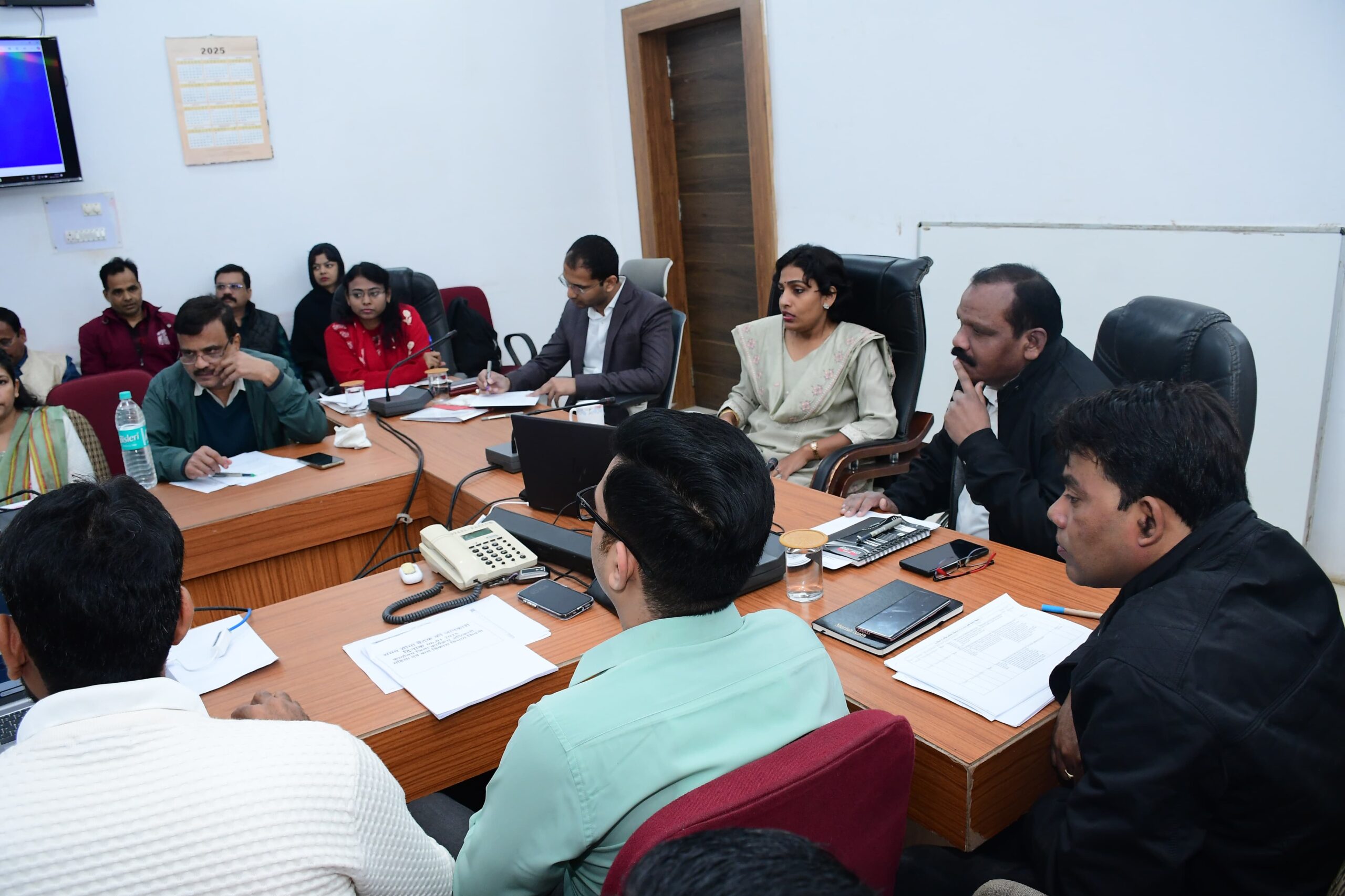 सिवनी यशो:- कलेक्टर सुश्री संस्कृति जैन की अध्यक्षता में सोमवार 06 जनवरी को कलेक्ट्रेट सभाकक्ष में समय-सीमा बैठक आयोजित हुई। बैठक में सीईओ जिला पंचायत नवजीवन विजय, अपर कलेक्टर सी एल चनाप एवं अपर कलेक्टर सुश्री सुनीता खण्डायत सहित सभी विभागों के कार्यालय प्रमुख उपस्थित थे। वहीं खंडस्तरीय अधिकारी वीडियो कॉफ्रेंसिंग के माध्यम से बैठक में जुड़े थे।