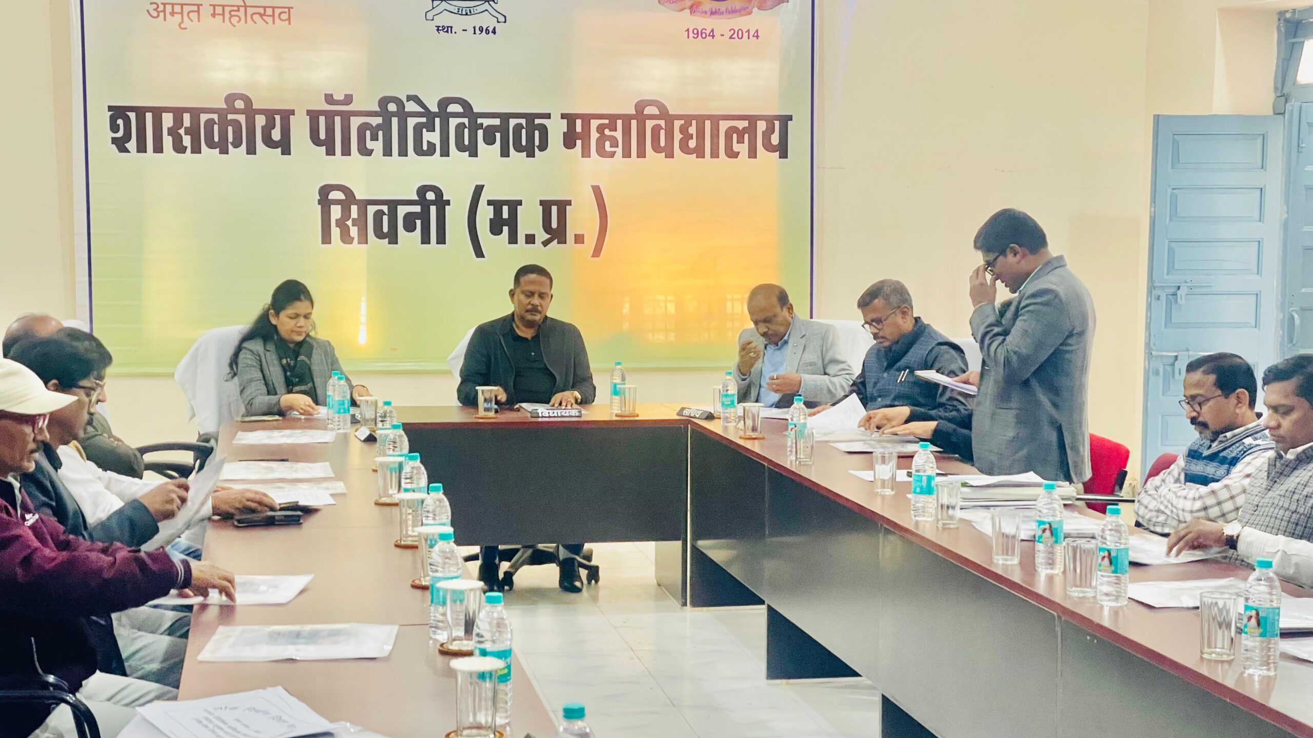 सिवनी यशो:- बुधवार 08 जनवरी को सिवनी विधानसभा क्षेत्र के विधायक दिनेश राय मुनमुन जनभागीदारी समिति की बैठक मे शामिल हुए। जहां शासकीय पालीटेक्निक महाविद्यालय सिवनी द्वारा दोपहर 12:00 बजे से आयोजित जनभागीदारी समिति के सामान्य परिषद की सत्र 2024-2025 की प्रथम बैठक मे विधायक श्री राय शामिल हुए। आपने बैठक की कार्य सूची के अंतर्गत वर्ष 2023-24 का लेखा-जोखा एवं किये गये कार्यों की प्रगति, वर्ष 2024- 2025 मे उपलब्ध राशि का विवरण, वर्ष 2024- 2025 के लिए मदवार प्रस्तावों का अनुमोदन सहित अन्य विषयों पर विचार व्यक्त किया।