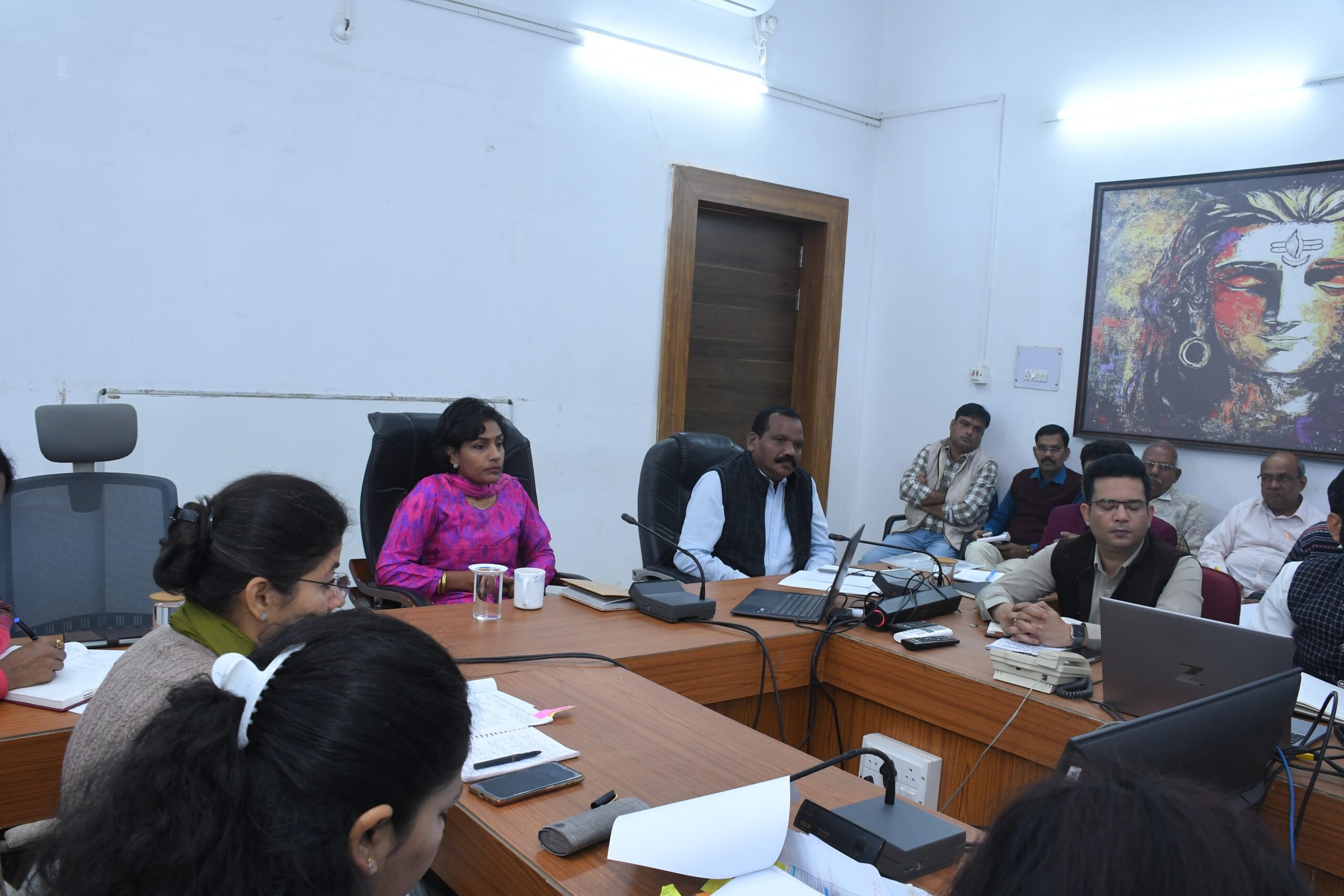 सिवनी यशो:- कलेक्टर सुश्री संस्कृति जैन की अध्यक्षता में सोमवार 20 जनवरी को कलेक्ट्रेट सभाकक्ष में समय-सीमा बैठक आयोजित हुई। बैठक में सीईओ जिला पंचायत नवजीवन विजय, अपर कलेक्टर सी एल चनाप एवं अपर कलेक्टर सुश्री सुनीता खण्डायत सहित सभी विभागों के कार्यालय प्रमुख उपस्थित थे। वहीं खंडस्तरीय अधिकारी वीडियो कॉफ्रेंसिंग के माध्यम से बैठक में जुड़े थे।