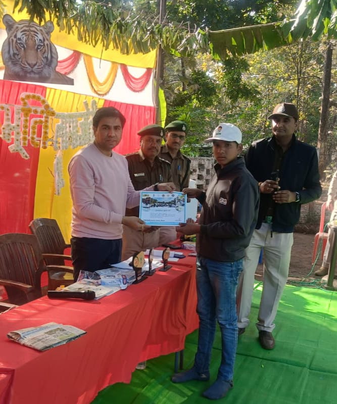 सिवनी यशो:- दक्षिण सिवनी वनमण्डल (सा.) अंतर्गत वन परिक्षेत्र सिवनी सा. इको पर्यटन केंद्र लामाजोती में गत दिवस अनुभूति कार्यक्रम "मैं भी बाघ और हम है बदलाव" की तर्ज पे शिविर आयोजित हुआ जिसमें उपस्थित वन मंडल अधिकारी दक्षिण सा. सिवनी गौरव मिश्र, उप वन मंडल अधिकारी योगेश पटेल उतथा वन परिक्षेत्र अधिकारी देवेन्द्र कुमार सोनी एवं सिवनी परिक्षेत्र के समस्त स्टाफ जनप्रतिनिधियो एवं कार्यक्रम में मास्टर ट्रेनर रोहित शुक्ला, कपिल सनोडिया (कार्यवाहक- वनपाल) के साथ मास्टर ट्रेनर कुमारी शिवानी बघेल की उपस्थिति में शासकीय हायर सेकन्डरी हाई स्कूल गोपालगंज चावडी के 120 छात्र / छात्राओ को बस के द्वारा कार्यक्रम स्थल तक लाया गया।
