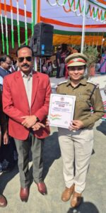 सिवनी यशो:- गणतंत्र दिवस समारोह के अवसर पर सिवनी जिले के प्रभारी मंत्री करन सिंह वर्मा के द्वारा कलेक्टर सिवनी सुश्री संस्कृति जैन की अनुशंसा से आबकारी विभाग सिवनी में पदस्थ आबकारी उप निरीक्षक सुश्री खुशबू प्रिया मरावी को प्रभावी प्रवर्तन कार्य हेतु प्रशस्ति पत्र देकर सम्मानित किया गया है ।
