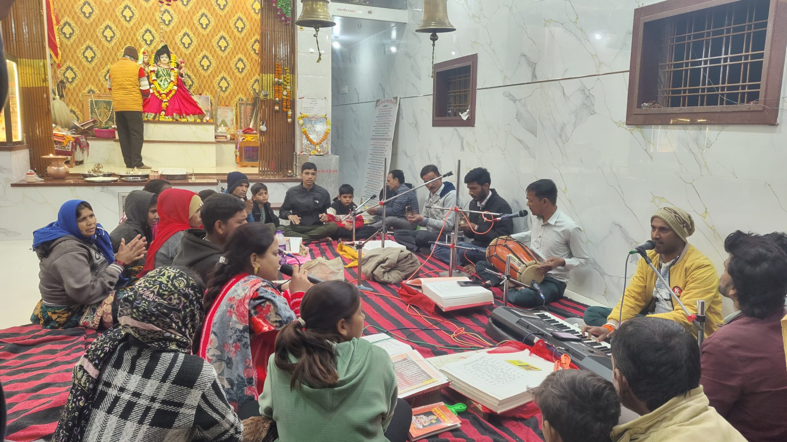 सिवनी यशो:- सिवनी नगर के उप नगरीय क्षेत्र भैरोगंज परतापुर रोड में स्थित श्री मां आदिशक्ति ज्वाला देवी सिद्ध पीठ मंदिर में लगातार 70 सप्ताह से प्रत्येक शनिवार को युवाओं एवं मातृशक्ति द्वारा सास्वर भक्तिमय सुंदरकांड एवं हनुमान चालीसा का पाठ किया जा रहा है । श्रद्धा एवं भक्ति के इस अनुपम संगम की विशिष्टता यह है कि इस साप्ताहिक मिलन के दौरान जागरूकता और तात्कालिक विषयों पर चर्चा भी की जाती है । वर्तमान समय विद्यार्थियों के लिये महत्वपूर्ण है, सुंदरकांड एवं हनुमान चालीसा के पाठ के पश्चात हुई चर्चा में विचार किया गया कि विद्यार्थियों को परीक्षााओं में बेहतर सफलता के लिये एकाग्रता के साथ पढ़ऩे के लिये मोबाईल एवं टीव्ही से दूर रहना चाहिये और हनुमान जी का स्मरण कर मन को पढ़ाई की ओर एकाग्र करें । हर सप्ताह इस आयोजन को अलग अलग श्रद्धालु यजमान बनकर संपन्न कराते है । अनेक श्रद्धालु मनोकामना पूर्ति के लिये तो कुछ मनोकामना पूर्ण होने पर और कुछ श्रद्धा भाव से यहाँ यजमान बनते है । 70 वें सप्ताह के मुख्य यजमान निलेश पिता देवेंद्र दिनेश गहलोत बारापत्थर ने यजमान बनकर मातारानी के दरबार मे सुंदरकांड एवं हनुमान चालीसा के आयोजन में श्रद्धापूर्वक पूजन - अर्चन किया और मातारानी का आशीर्वाद प्राप्त किया के पश्चात महाप्रसाद भोग अर्पित किया गया।