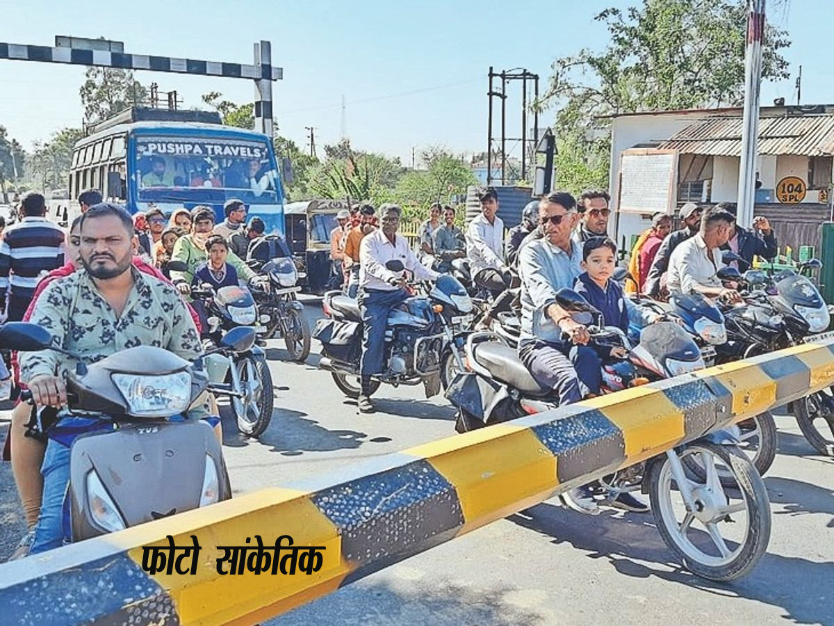 सिवनी यशो:- संभागीय प्रबन्धक एमपीआरडीसी छिन्दवाड़ा ने जानकारी देते बताया कि सेतु बंधन योजना के अंतर्गत सिवनी शहरी क्षेत्र के पुराना राष्ट्रीय राजमार्ग क्रमांक 7 पर रेल्वे क्रासिंग में 630 मी. रेल्वे ओव्हर ब्रिज (क्रह्रक्च ) (रुष्ट हृश. हृष्ट-49) पर एवं सड़क की लंबाई-12.67 किमी. में 4 लेन मार्ग निर्माणाधीन है। निर्माण कार्य की अनुबंधित लागत राशि रू. 86.56 करोड़ है। निर्माण कार्य प्रारंभ दिनांक-23/02/2024 है एवं निर्माण कार्य पूर्ण होने की समय सीमा 02 वर्ष (22/02/2026) है। उपरोक्त निर्माण ठेकेदार मेसर्स रॉयसिंग एण्ड कंपनी, जिला-बालाघाट द्वारा किया जा रहा है।
