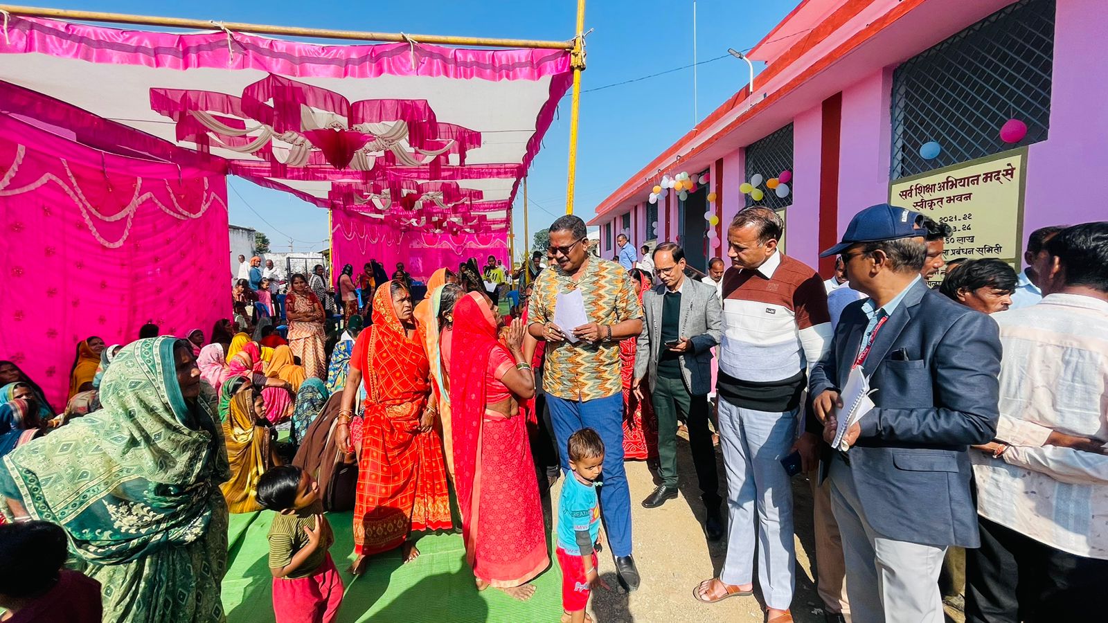 सिवनी यशो:- शुक्रवार 10 जनवरी को सिवनी विधायक दिनेश राय मुनमुन करकमलों से नवीन शाला भवन का लोकार्पण किया गया। आज विधानसभा क्षेत्र अंतर्गत कार्यक्रम आने वाले ग्राम ढाना मे आयोजित शासकीय प्राथमिक शाला के नवीन भवन का लोकार्पण कार्यक्रम के मुख्य आतिथ्य मे फीता काट कर किया गया।