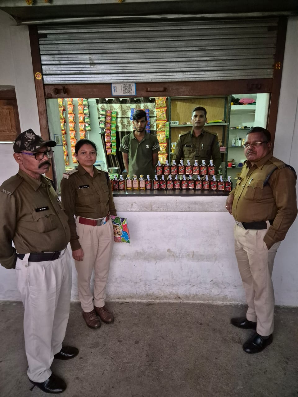 सिवनी यशो:- कलेक्टर सिवनी सुश्री संस्कृति जैन के नेतृत्व एवं जिला आबकारी अधिकारी विनोद खटीक के निर्देशन में आज आबकारी दक्षिण वृत्त सिवनी के अंतर्गत आबकारी स्टॉफ के द्वारा गोपालगंज क्षेत्र के ग्राम नएगांव के जंगल में अवैध कच्ची शराब के अड्डों पर छापामार कार्यवाही की गई है जिसमें अवैध हाथ भट्टी कच्ची शराब बनाने के अड्डे नष्ट किए गए हैं एवं कच्ची शराब बनाने में प्रयुक्त होने वाला महुआ लाहन भारी मात्रा में बरामद कर नष्ट किया गया है ।