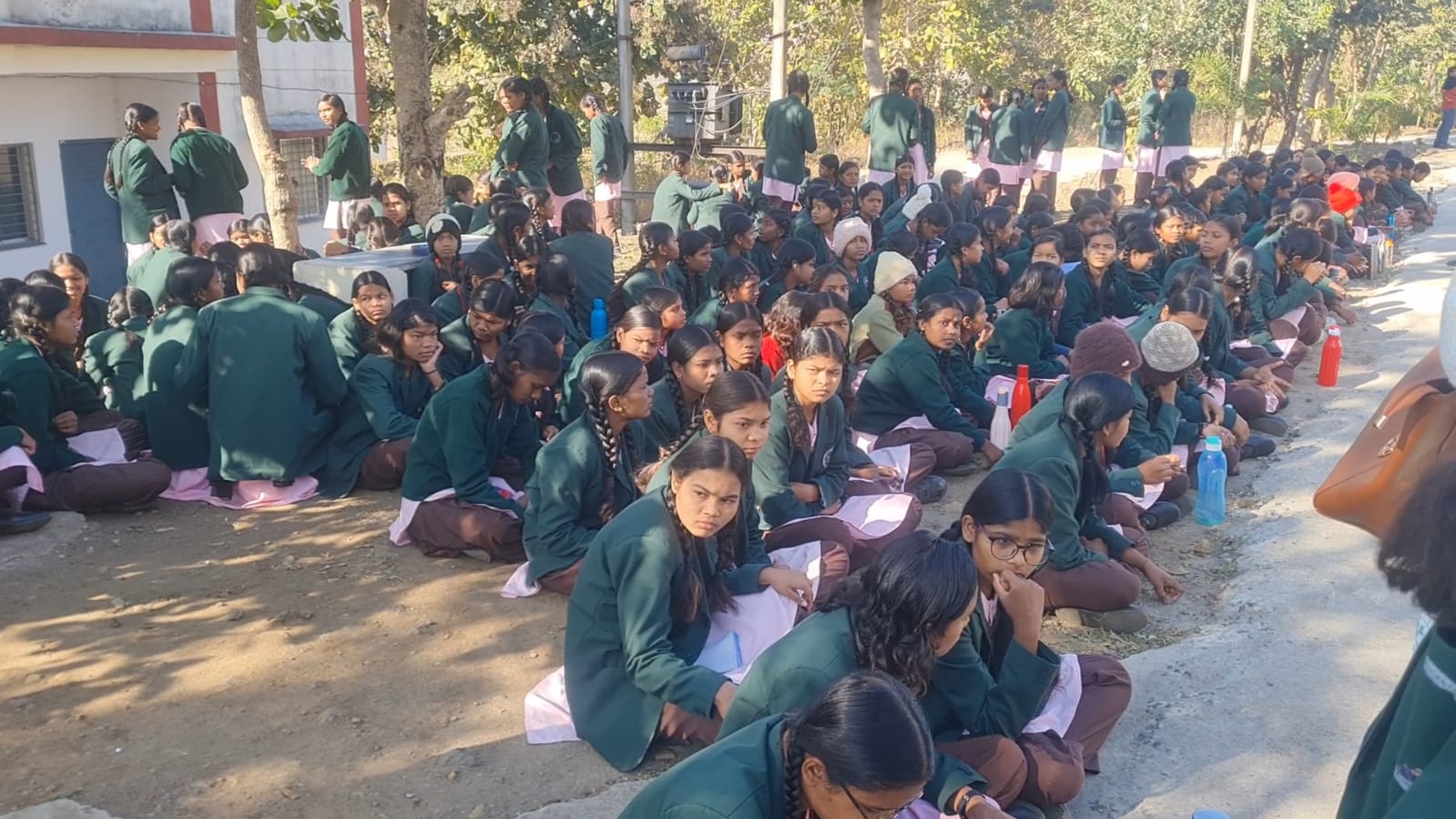 एकलव्य आवासीय विद्यालय में अव्यवस्थाओं का आलम, छात्रों ने किया आंदोलन 11 January 2025 सिवनी यशो:- सिवनी जिले के एकलव्य आवासीय विद्यालय घंसौर अनेक समस्याओं से जूझ रहा है । समस्याग्रस्त इस विद्यालय के छात्रों को स्वयं आंदोलनात्मक कदम उठाना पड़ा तब कहीं जाकर विभागीय अमले के कान खड़े हुये । एकलव्य आवासीय विद्यालय के छात्रों प्रचार्य के निलंबन के विरोध एवं निलंबन के बाद उत्पन्न समस्यओं के कारण धरना प्रदर्शन कर परीक्षा का बहिष्कार करने का एलान कर दिया । विभागीय अमले द्वारा स्थानीय स्तर पर समझाईश देने का प्रयास किया गया परंतु आंदोलनरत छात्रों ने एक नहीं सुनी । आवासीय विद्यालय के छात्रों के आंदोलन की जानकारी प्रभारी सहायक आयुक्त को प्राप्त होने के पश्चात उन्होंने जाँच कमेटी गठित कर तथ्यों की जाँच का आश्वासन छात्रों को देते हुये । आंदोलन को समाप्त कराया । छात्रों का यह आंदोलन सिर्फ एक विरोध प्रदर्शन नहीं है, बल्कि एकलव्य विद्यालयों में व्याप्त समस्याओं के प्रति अध्ययनरत छात्रों को आक्रोश है । छात्रों का आक्रोश इस बात पर है कि एक महिला शिक्षिका की शिकायत के बाद प्राचार्य को निलंबित कर दिया गया था। इससे विद्यालय में अस्थिरता पैदा हो गयी है और प्राचार्य के निलंबन के पश्चात शिक्षकों के बीच झगड़े हो रहे है । विद्यालय की पढाई प्रभावित हो रही है । हर शिक्षक अपनी मन मर्जी चलने पर उतारू है और छात्रों के भविष्य के साथ खिलवाड करते हुये अपने अहम स्वार्थ को ऊपर रख रहे है । इनके स्वार्थो के झगड़े में उनका भविष्य और सेहत चौपट हो रही है । आवासीय विद्यालय में मिलने वाली सुविधाओं से बच्चों को वंचित किया जा रहा है । विद्यालय व्याप्त आव्यवस्थाओं से परेशान होकर छात्रों ने आंदोलन प्रारंभ कर दिया है धरने पर बैठ गये है । जिले के प्रभारी सहायक आयुक्त सतेन्द्र मरकाम तक छात्रों के आक्रोश की जानकारी पहुँचने पर उनके द्वारा मामले की जाँच कराने के लिये समिति का गठन किया गया है और उन्होंने कहा है कि जाँच में जो भी तथ्य सामने आयेंगे कार्यवाही की जायेगी । छात्रों की समस्याओं का तत्काल निराकरण कर उनके आंदोलन को समाप्त करा दिया गया ।