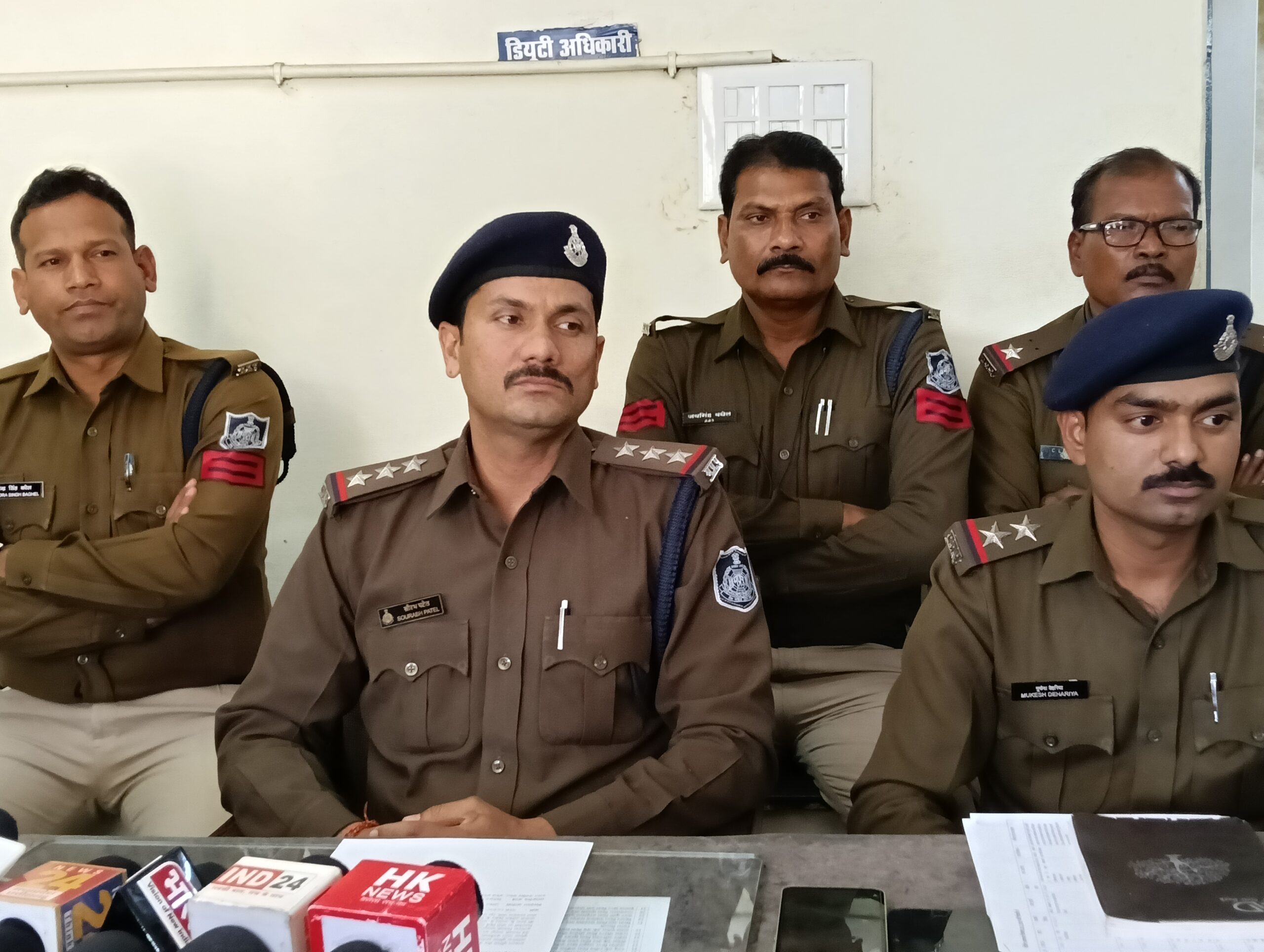 सिवनी यशो:- नगर के बैंनगंगा नदी पुल घाट स्थित लक्ष्मी नारायण मंदिर गोल्डन टेम्पल में विगत 6 जनवरी को रात्रि में मंदिर में रखी दानपेटी से रुपए चोरी मामले में 23 दिन बाद छपारा पुलिस को सफलता मिली मामले के कुल तीन आरोपी हैं जिनमें दो सगे भाई हैं और एक आरोपी बड़ा भाई लक्ष्मी नारायण मंदिर में चोरी के पांच दिन बाद अपने पिता की हत्या के मामले में नागपुर की जेल में बंद है छोटे भाई को पकड़कर छपारा पुलिस द्वारा 29 जनवरी को दोपहर मामले में खुलासा किया गया जिसमें नगर निरीक्षक सौरभ पटेल द्वारा प्रेस नोट जारी कर बताया गया कि मामले में एक आरोपी फरार है वहीं चोरी हुई दानपात्र की नगदी रुपयों में नगदी 10800/- रुपए के सिक्के, एक पल्सर बाइक कीमत 11500 /-रुपए कुल मशरुका 125800 /- रुपए की जप्ती मामले में धारा 331(2),305,3(5)बीएनएस का अपराध पंजीबद्ध कर विवेचना करते हुए गिरफ्तार आरोपी नाम अंकित बिसेन पिता तुलसीराम बिसेन 22 वर्ष निवासी हुडकेश्वर खुर्द, गुरुदेव ले आउट, थाना नुही जिला नागपुर महाराष्ट्र फरार आरोपी कालिया निवासी नागपुर। उक्त चोरी मामले में थाना छपारा निरिक्षक सौरभ पटेल, उपनिरीक्षक मुकेश डेहरिया , सहायक उपनिरीक्षक देवेन्द्र जायसवाल ,आर अजय (सायबर सेल सिवनी), प्रधान आरक्षक जयसिंह बघेल एवं जयेंद्र बघेल की सराहनीय भूमिका रही।