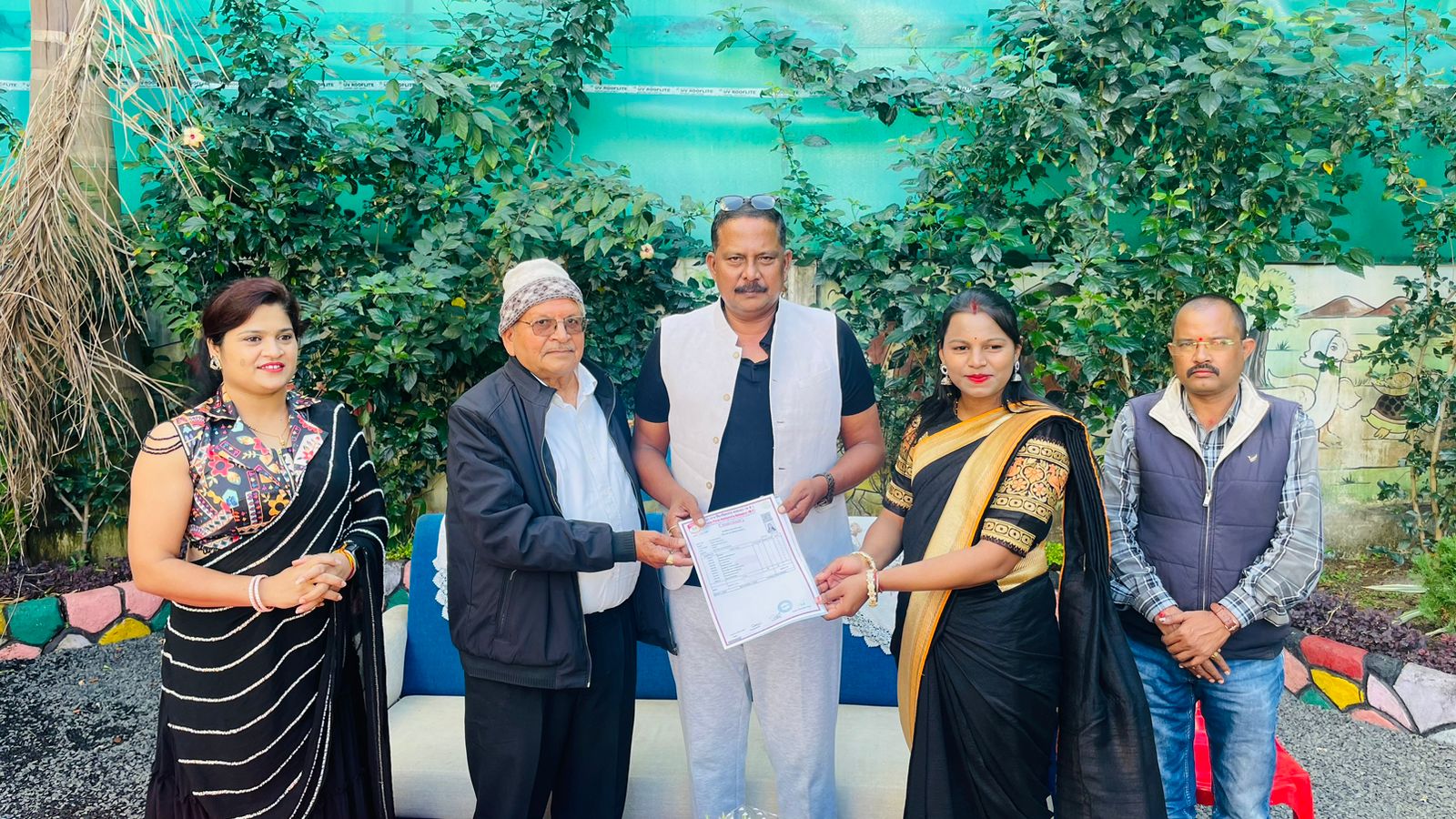 सिवनी यशो:- विधानसभा क्षेत्र अंतर्गत निर्धारित कार्यक्रम अनुसार विधायक दिनेश राय मुनमुन ने सिवनी नगर के जबलपुर रोड स्थित आशीर्वाद पैलेस मे वानी धुर्वे फिल्म प्रोडक्शन द्वारा बनाई जा रही हिन्दी फिल्म आंचलिक लेडी के शुभारंभ कार्यक्रम मे सहभागिता कर पूरी टीम को बधाई एवं शुभकामनाएं दिया। इसके पश्चात विधायक श्री राय ने भैरोगंज पहुंचकर कृष्णा इंस्टीट्यूट द्वारा आयोजित प्रमाण पत्र वितरण कार्यक्रम मे अतिथि के रूप मे कपड़े डिजाइनिंग कोर्स का प्रशिक्षण प्राप्त करने वाली प्रशिक्षणार्थियों को प्रमाण पत्रों का वितरण कर सम्मानित किये तथा शुभकामनाएं देते हुए उनके उज्जवल भविष्य की कामनाएं की ।