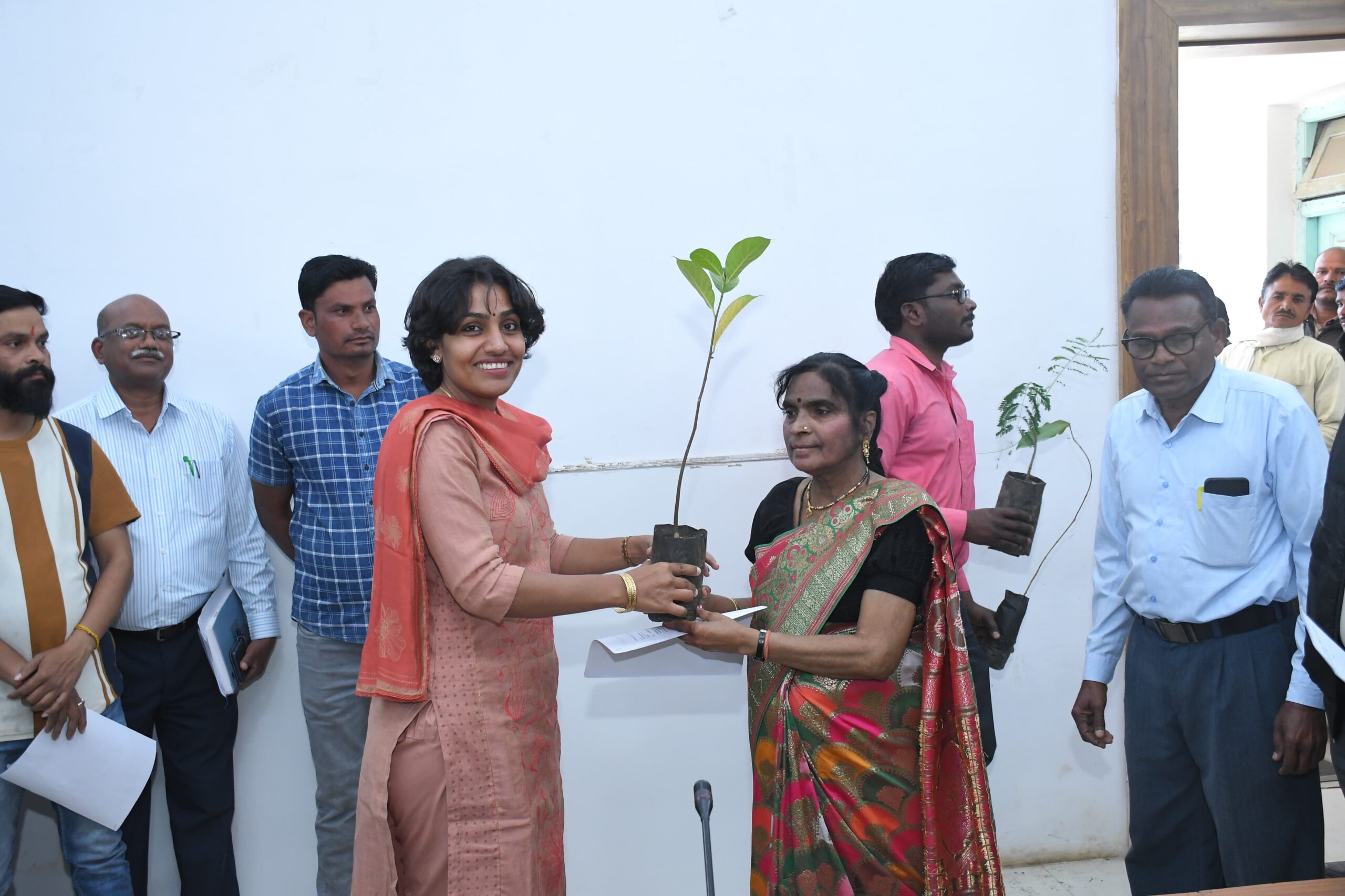 सिवनी यशो:- कलेक्टर संस्कृति जैन ने विभिन्न विभागों से माह दिसम्बर में सेवानिवृत्त हुए 23 शासकीय सेवकों को पेंशन पेमेन्ट आर्डर (पी.पी.ओ.) का वितरण किया गया। इस अवसर पर सीईओ जिला पंचायत नवजीवन विजय, जिला कोषालय अधिकारी दीपक मरावी, सहायक पेंशन अधिकारी धनेन्द्र कुमार उईके एवं अन्य पदाधिकारियों की उपस्थिति रही।