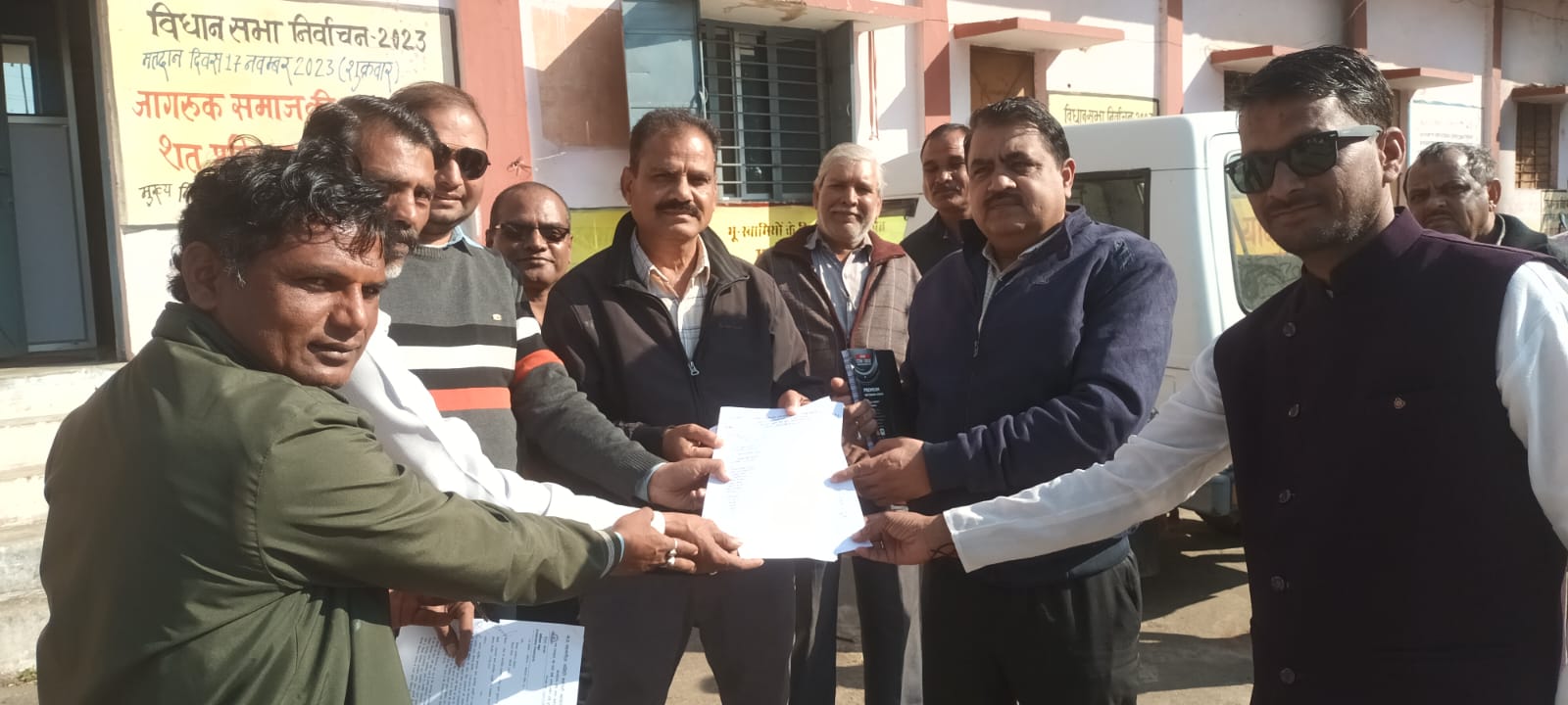 सिवनी यशो:- शासकीय उचित मूल्य दुकानों में वर्तमान में प्रतिमाह प्रधानमंत्री गरीब कल्याण योजना के तहत खाद्यान्न अन्नदूत ट्रांसपोर्टरो प्रदाय किया जाता परंतु इनके द्वारा उचित मूल्य की दुकानों पर खाद्यान्न तौलकर प्रदाय नही किया जा रहा है, जबकि संचालक खाद्य नागरिक आपूर्ति एवं उपभोक्ता संरक्षण मध्यप्रदेश भोपाल का पत्र क्रमांक 2432 भोपाल दिनाँक 27 मार्च 2019 को जारी आदेश में स्पष्ट लेख हैं कि पी.डी.एस.दुकानों में प्रतिमाह प्रदाय खाद्यान्न तौलकर ही दिया जाये परंतु उस आदेश का पालन नहीं हो रहा है । किसी भी अन्नदूत ट्रांसपोर्टर द्वारा राशन दुकानों को खाद्यान्न तौलकर उपलब्ध नही कराया जा रहा है। जिससे प्रतिमाह शासकीय उचित मूल्य दुकानों में 5-10 क्विंटल खाद्यान्न कम मिल रहा है । जिसका खामियाजा राशन दुकान विक्रेताओं को उठाना पड़ता है । मध्यप्रदेश सहकारी समिति महासंघ जिला इकाई सिवनी के जिलाध्यक्ष बंशीलाल ठाकुर द्वारा बताया गया कि इस संबंध में जिला कलेक्टर को ज्ञापन सौंपकर माँग की गई है कि जिले में संचालित समस्त शासकीय उचित मूल्य दुकानों को प्रतिमाह खाद्यान्न तौलकर प्रदाय किया जाए ।