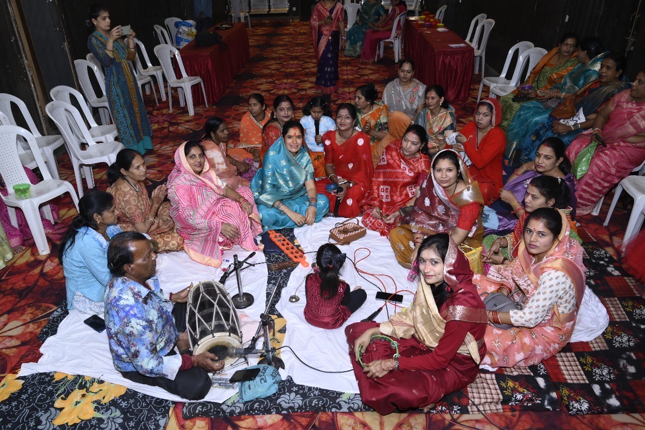 बालाघाट यशो:- भारतीय संस्कृति और परंपरा में हल्दी-कुमकुम का विशेष महत्व है, पेशवा साम्राज्य के दौरान यह परंपरा प्रारंभ हुई थी जब पुरूष युद्ध लडऩे चले जाते थे और वर्षों तक घर नहीं लौटते थे, तब महिलायें ने आपस में मिलने के लिए हल्दी-कुमकुम कार्यक्रम को उत्साह के साथ मनाती थी,