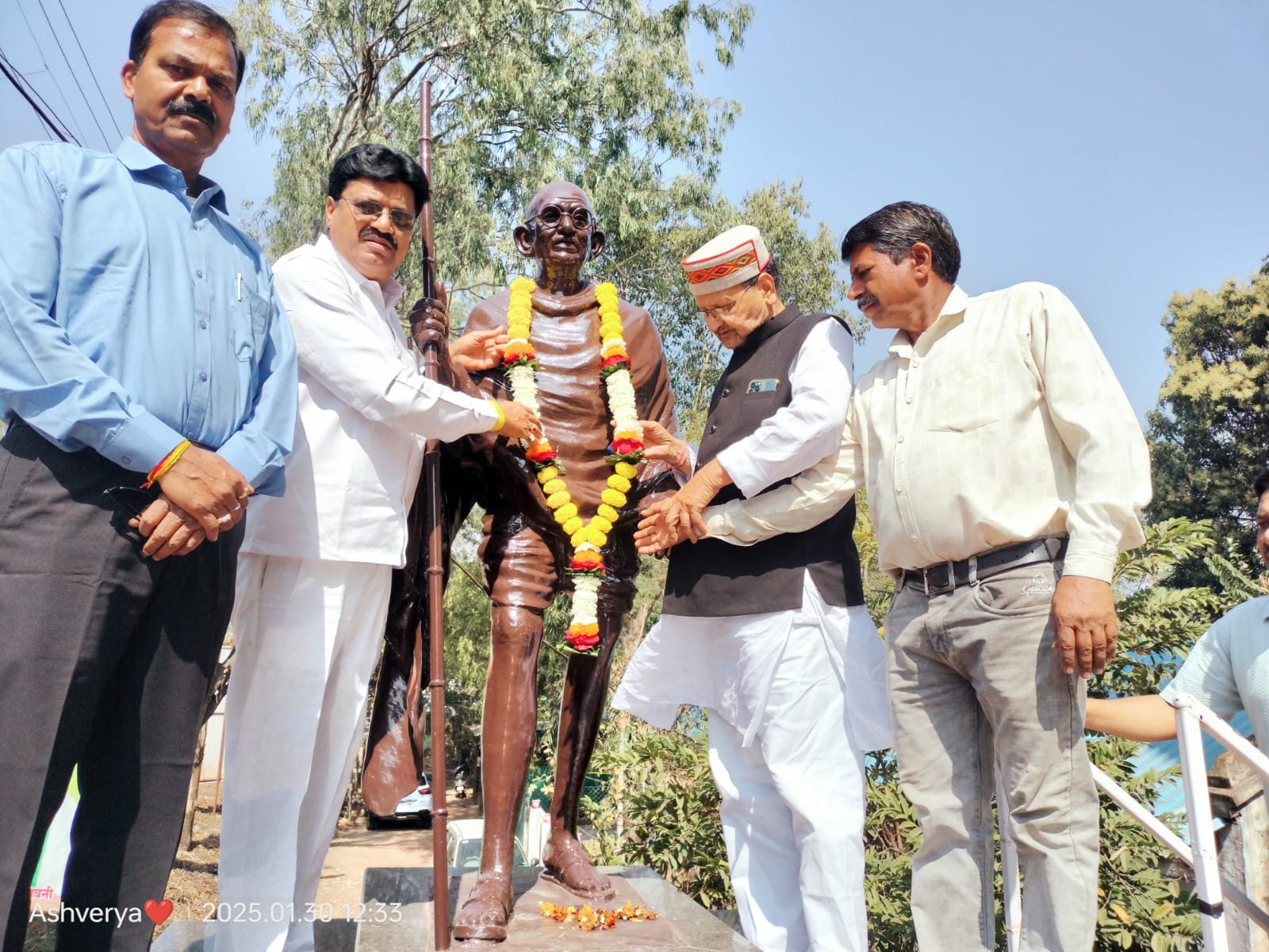 सिवनी यशो:- सत्य और अहिंसा के पुजारी भारतीय स्वतंत्रता संग्राम के महानायक राष्ट्रपिता महात्मा गांधी जी की पुण्यतिथि मध्यप्रदेश कांग्रेस कमेटी के अध्यक्ष अध्यक्ष जीतू पटवारी के निर्देशानुसार जिला कांग्रेस कमेटी कार्यालय इंदिरा भवन परिसर में पूज्य बापू जी की प्रतिमा पर माल्यार्पण कर 2 मिनट का मौन धारण कर श्रद्धांजलि दी गई। इस अवसर पर उपस्थित कांग्रेस जनो द्वारा पुष्प अर्पित कर गांधी जी के व्यक्तित्व और कृतित्व को याद किया गया, तत्पश्चात वृद्धा आश्रम पंहुचकर फल वितरण किया गया।