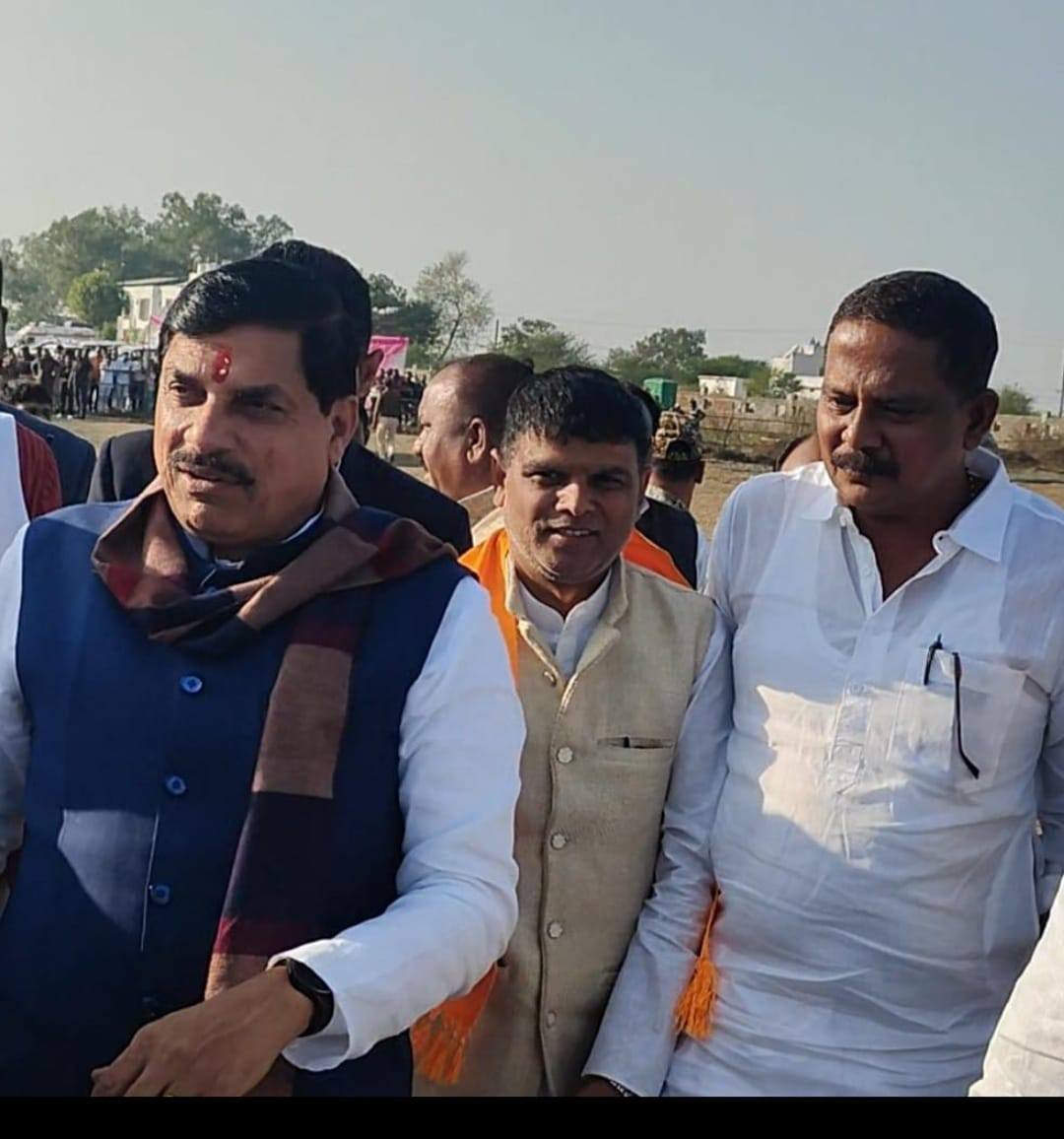 सिवनी यशो:- शनिवार को सिवनी में प्रदेश के मुख्यमंत्री डॉ मोहन यादव का आगमन हुआ जिसमें विधायक दिनेश राय मुनमुन द्वारा घंसौर में यादव समाज के गौरव पूर्व मुख्यमंत्री मध्य प्रदेश शासन स्वर्गीय बाबूलाल गौर की प्रतिमा का अनावरण किए जाने हेतु आग्रह किया ।