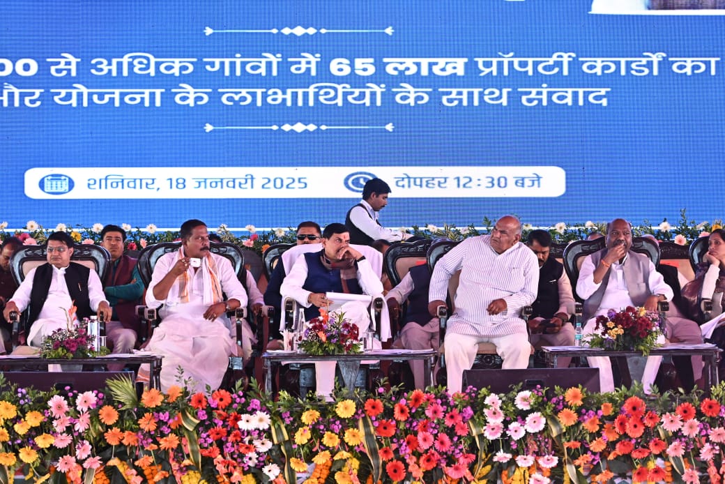 सिवनी यशो:- मुख्यमंत्री डॉ. मोहन यादव ने राज्य स्तरीय कार्यक्रम को संबोधित कर कहा कि प्रधानमंत्र नरेन्द्र मोदी ने बिना किसी भेदभाव के लोगों को स्वामित्व का अधिकार दिया है। यह स्वामित्व का अधिकार सिर्फ भू-अधिकार का स्वामित्व ही नहीं बल्कि उनके स्वाभिमान का अधिकार है। जिसके माध्यम से घर का मूल्यांकन सही ढंग से किया जा सकता है। मुख्यमंत्री डॉ. यादव ने आज पॉलिटेक्निक कॉलेज मैदान में आयोजित स्वामित्व योजना 15.63 लाख हितग्राहियों को भू-अधिकार पत्रों का वितरण तथा लगभग 190 करोड की लागत के विकास कार्यों का भूमिपूजन एवं लोकार्पण के अवसर पर आयोजित कार्यक्रम को संबोधित कर रहे थे। कार्यक्रम के दौरान प्रधानमंत्री नरेन्द्र मोदी के द्वारा स्वामित्व योजना के तहत देश भर के 50 हजार से अधिक गांवों में 65 लाख प्रापर्टी कार्डों का वितरण और योजना के लाभार्थियों के साथ संवाद कार्यक्रम का लाईव प्रसारण किया गया जिसे उपस्थित जनसमुदाय ने देखा और सुना।