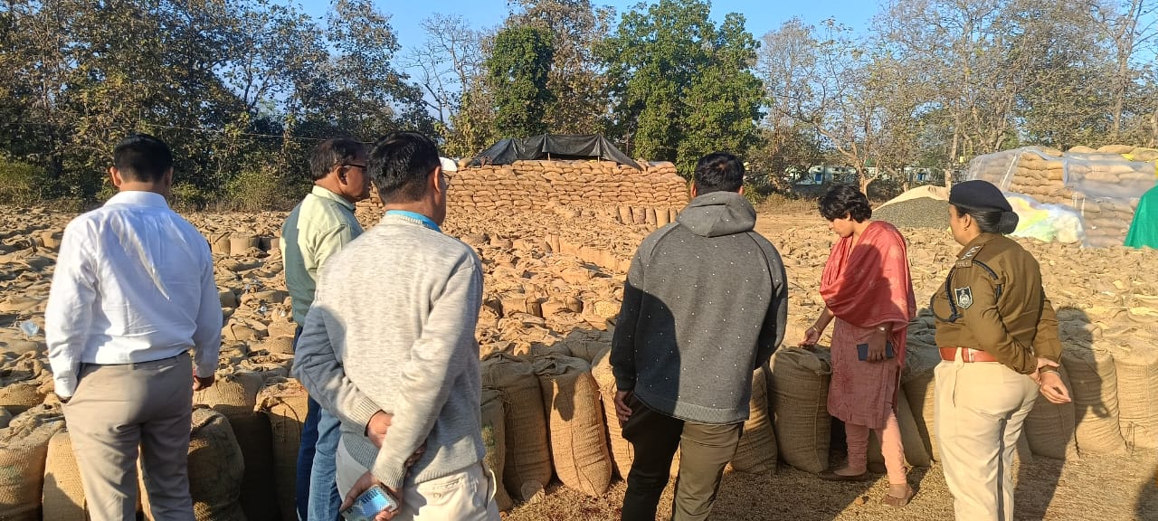 सिवनी यशो:- कलेक्टर सुश्री संस्कृति जैन ने बुधवार 1 जनवरी को घंसौर विकासखण्ड के विभिन्न स्कूलों एवं उपार्जन केन्द्रों का निरीक्षण कर व्यवस्थाओं का अवलोकन किया। कलेक्टर सुश्री जैन ने सीएम राइस स्कूल घंसौर का निरीक्षण करते हुए स्कूल की साफ- सफाई व्यवस्था पर नाराजगी व्यक्त कर प्राचार्य को सफाई कराने के निर्देश दिये हैं। इसी तरह स्कूल भवन निर्माण कार्य की प्रगति का अवलोकन करते हुए आवश्यक सुधार कार्यो के लिए निर्माण एजेंसी को दिये हैं। कलेक्टर सुश्री जैन ने स्कूल भूमि का सीमांकन करने के निर्देश भी राजस्व अधिकारियों को दिये हैं।