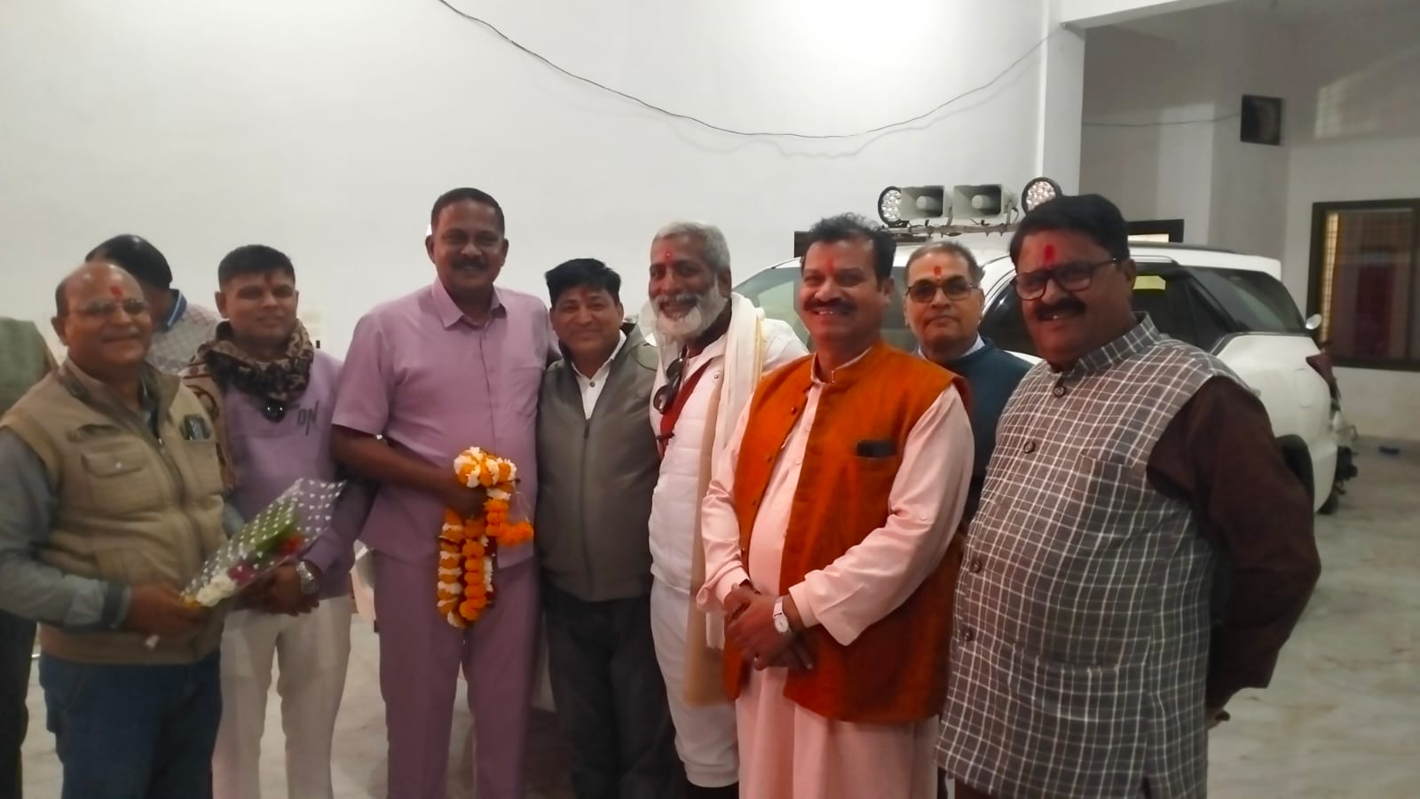 सिवनी यशो:- सामाजिक धार्मिक एवं राजनैतिक क्षेत्र में निरंतर सक्रिय रहने वाले एवं पिछले अनेक वर्षो से साईकिल के चलाने के महत्व को प्रदर्शित करने वाले सायक्लोन प्रतियोगिता के आयोजक कपिल पांडे साईकिल से नर्मदा परिक्रमा करते हुये आज शुक्रवार को लखनादौन पहुँचे । लखनादौन में सिवनी विधायक दिनेश राय मुनमुन ने कपिल पांडे का साहसिक धार्मिक यात्रा के लिये स्वागत और सम्मान किया श्री पांडे ने रात्रि विश्राम विधायक निवास पर ही किया जहाँ विधायक श्री राय ने उनको बेहतर व्यवस्थाएँ देते हुये भजन कीर्तन का आयोजन भी किया तथा श्री पांडे से भेंट करने पहुँचे स्नेहीजनों का भी श्री राय ने स्वागत सत्कार किया ।