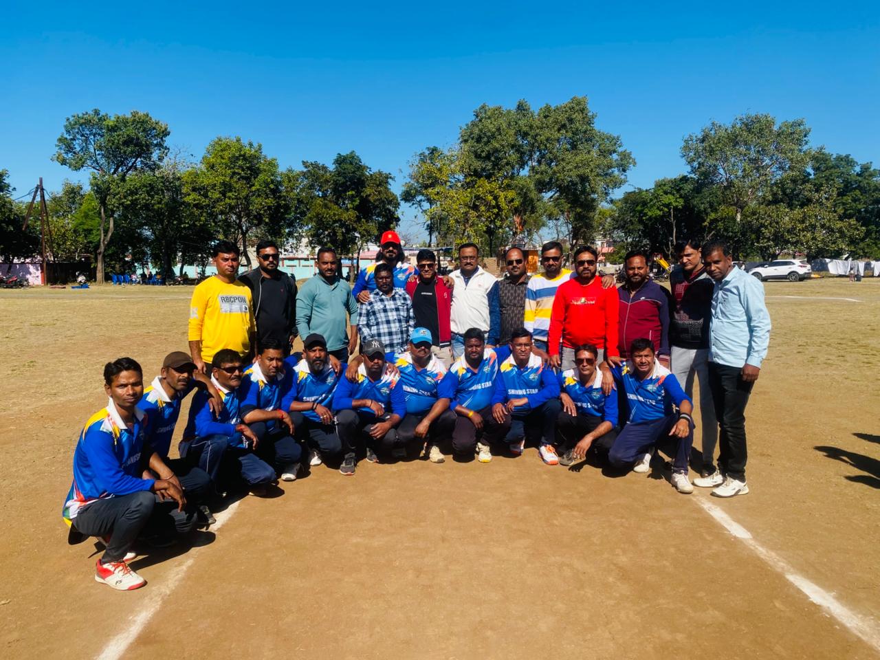 सिवनी यशो:- यलगार क्रिकेट क्लब के तत्त्ववधान में स्थानीय फि़ल्टर ग्राउंड में आयोजित हुई ।15 टीमों की वेटरन क्रिकेट टूर्नामेंट के फ़ाइनल मैच एवं पुरस्कार वितरण समारोह के अतिथि अजय मिश्रा, इरफ़ान पटेल, पार्षद चन्दन खाताबिया, प्रेम तिवारी, शुभम राजपूत, आशीष माना ठाकुर, शन्देश तिव्हन, शान भाई,सुदेश वर्मा,सिद्धिक भाई, जित्तू बघेल, सुशील ठाकुर, सतीश चिंटोले, आदि उपस्थित रहे।