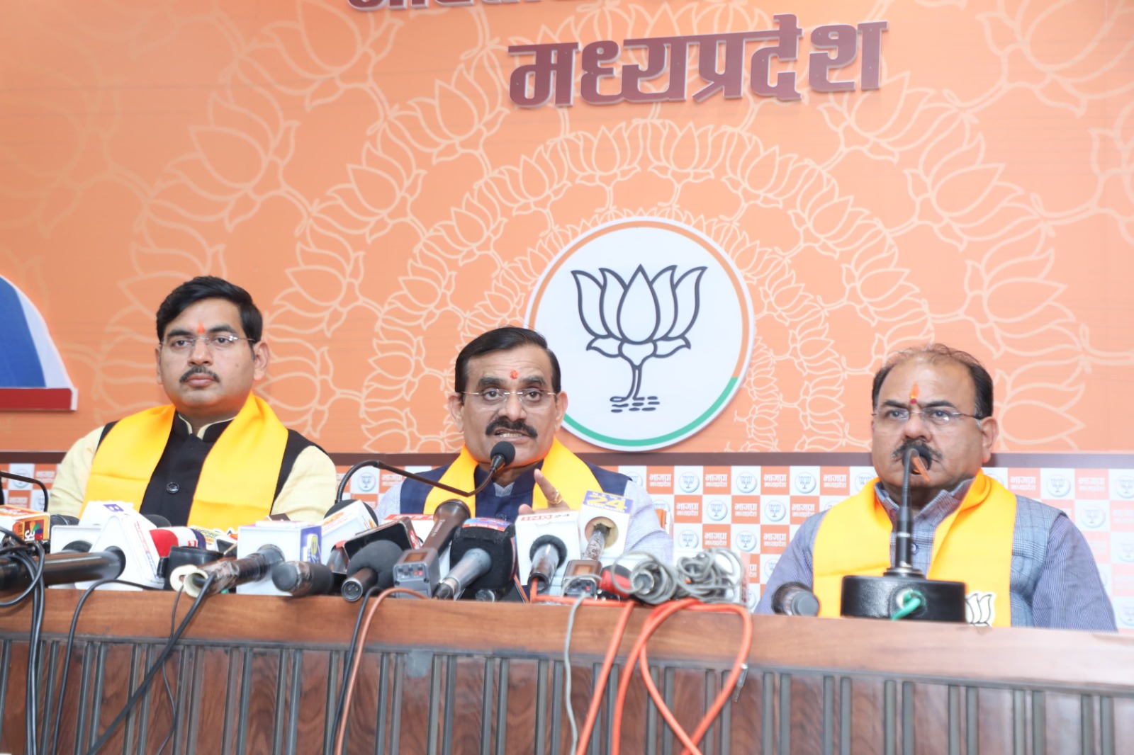 भोपाल, 11/01/2025। भारतीय जनता पार्टी के प्रदेश अध्यक्ष व खजुराहो सांसद विष्णुदत्त शर्मा ने भाजपा प्रदेश कार्यालय में पत्रकार-वार्ता को संबोधित करते हुए कहा कि कांग्रेस और नेहरू परिवार ने जिंदगी भर बाबा साहब डॉ. भीमराव अंबेडकर का अपमान किया है। बाबा साहब की जन्मस्थली महू में कांग्रेस और राहुल गांधी ने कोई कार्य नहीं किया है। कांग्रेस पार्टी ने "जय बापू, जय भीम, जय संविधान" रैली जनता को भ्रमित करने के लिए निकाल रही है। इस यात्रा में शामिल होने राहुल गांधी भी बाबा साहब की जन्मस्थली पुण्यभूमि महू आ रहे हैं। राहुल गांधी को महात्मा गांधी, बाबा साहब और संविधान से कांग्रेस व अपने द्वारा किए गए कृत्यों के लिए माफी मांगनी चाहिए, इसके बाद वे महू आएं। उन्होंने कहा कि कांग्रेस नेताओं ने आज दलित समाज को बेजुबान कहा है। हमारे दलित भाई-बहनों को बेजुबान कहकर कांग्रेस नेताओं ने उनका घोर अपमान किया है, इसके लिए उन्हें माफी मांगनी चाहिए। प्रधानमंत्री श्री नरेन्द्र मोदी जी महात्मा गांधी ''बापू'' और बाबा साहब के विचारों को जमीन पर उतारने और जन-जन तक पहुंचाने का कार्य कर रहे हैं। भारतीय जनता पार्टी ने बाबा साहब के कार्यों को जन-जन तक पहुंचाने के लिए 11 से 25 जनवरी तक संविधान गौरव अभियान शुरू किया है। इस अभियान के तहत भाजपा बाबा साहब डॉ. भीमराव अंबेडकर के विचारों और कार्यां को सम्मेलन, सभाएं व विशेष संपर्क कर जनता तक पहुंचाने का कार्य करेगी।