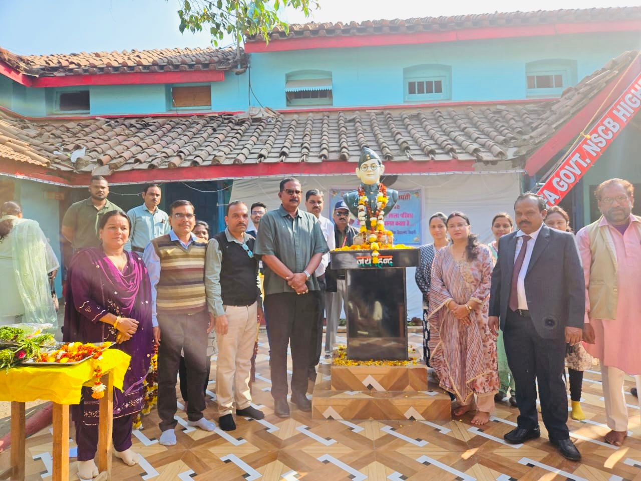 सिवनी यशो:- गुरुवार 23 जनवरी को सिवनी विधानसभा क्षेत्र के विधायक दिनेश राय मुनमुन ने नेताजी सुभाष चन्द्र बोस जी की जयंती कार्यक्रम मे मुख्य अतिथि के रूप मे सहभागिता किया। आज नगर में स्थित ई.एफ.ए. शासकीय नेताजी सुभाष चन्द्र बोस उच्चतर माध्यमिक विद्यालय मे आज़ाद हिन्द फौज के संस्थापक एवं जय हिन्द का नारा बुलंद करने वाले नेताजी सुभाष चन्द्र बोस जी की जयंती पर आयोजित कार्यक्रम मे विधायक दिनेश राय मुनमुन ने मुख्य अतिथि के रूप मे सहभागिता किया तथा विद्यालय प्रांगण मे स्थापित नेताजी की प्रतिमा पर माल्यार्पण कर श्रद्धापूर्वक नमन किया।