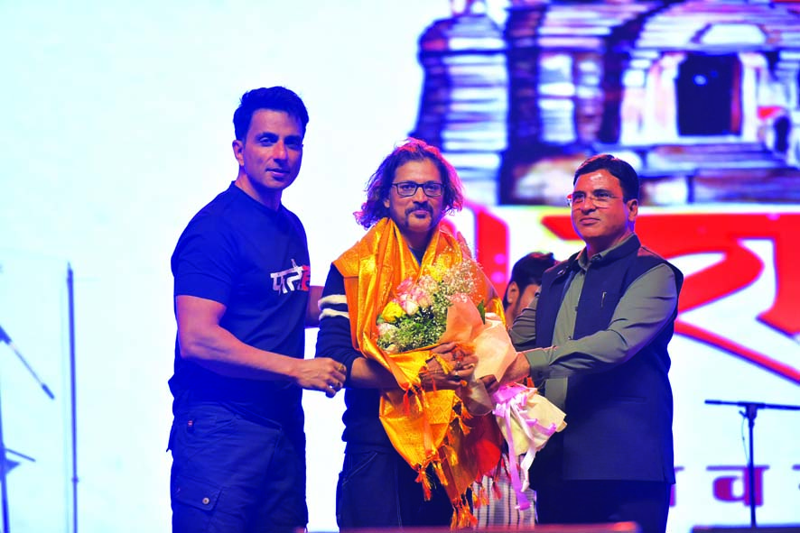 सिवनी यशो:- महाराष्ट्र सरकार के पर्यटन संचालनालय, सांस्कृतिक कार्य विभाग और नागपुर जिला प्रशासन द्वारा रामटेक में संयुक्त रूप से आयोजित तीन दिवसीय पर्यटन और सांस्कृतिक महोत्सव में सिवनी जिले के युवा लेखक, गीतकार, नाटककार अमन कबीर को महाराष्ट्र सरकार के वित्त, कृषि, कामगार, न्याय एवं पुनर्वसन राज्य मंत्री एवं गढ़चिरौली सह पालक मंत्री एड. आशीष जायसवाल एवं प्रख्यात फिल्म अभिनेता सोनू सूद ने सम्मानित किया।