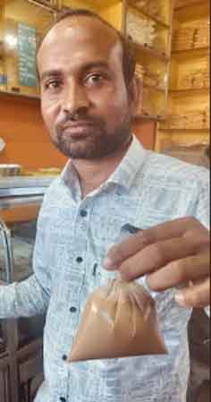 पोलिथिन की पन्नी में चाय देने का चलन है, नगर की सभी होटलों में पन्नी में गरम चाय दी जा रही है यह सवविदित है कि पोलिथिन की पन्नी में चाय देने से कैंसर जैसी गम्भीर बीमारी फैलती है गरम चाय में पोलिथिन के बारिक कण शरीर में जाते है, जिससे कैंसर होने की सम्भावनयें होती है।