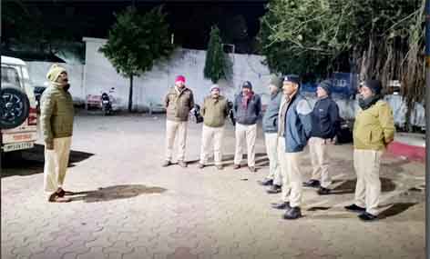 छिन्दवाड़ा यशो:- प्रदेश स्तरीय रात्रि काम्बिंग गश्त के संबंध में पुलिस मुख्यालय भोपाल (म.प्र.) द्वारा दिये गये निर्देशानुसार जिले में अवैध गतिविधियों में लिप्त व्यक्तियो की निरंतरज्धरपकड़ व अवैध कार्यो में संलिप्त व्यक्तियों / अपराधियों तथा अपराधों पर अंकुश लगाने व जिले में कानून व्यवस्था बनाये रखने व आदतन अपराधियों पर शिकंजा कसने के उद्देश्य से पुलिस अधीक्षक छिंदवाड़ा श्री अजय पांडे द्वारा विशेष ऑपरेशन चलाकर निरंतर कार्यवाही करने के निर्देश पर छिंदवाड़ा में दिनांक 05 जनवरी को रात्रि में शहर व देहात के थाना क्षेत्रो पर कॉम्बिंग ऑपरेशन के दौरान कॉम्बिंग गस्त अनुभागवार पुलिस बल को अलग–अलग स्थानो पर एकत्रित किया जाकर राजपत्रित अधिकारियों द्वारा पुलिस बल को ब्रीफ किया गया उसके बाद अलग–अलग क्षेत्रो में कॉम्बिंग गस्त के लिये रवाना किया गया ।
