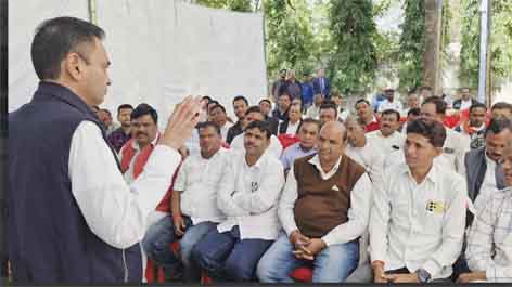 छिन्दवाड़ा यशो:- कांग्रेस का प्रत्येक पदाधिकारी व कार्यकर्ता मेहनती, निष्ठावान व कर्मठ है। उनके समर्पण व लगन से ही कांग्रेस एक मजबूत किले की तरह विपक्ष की भूमिका में खड़ी है। कांग्रेस एक पार्टी नहीं बल्कि विचारधारा है जो हम सभी की रगो में दौड़ती है। कांग्रेस के पदाधिकारियों व कार्यकर्ताओं के परिश्रम से ही कमलनाथ व मेरे हाथों को मजबूती मिलती है। उक्त उदगार नकुलनाथ ने निज निवास कमलकुंज में आयोजित बैठक को सम्बोधित करते हुए व्यक्त किए।