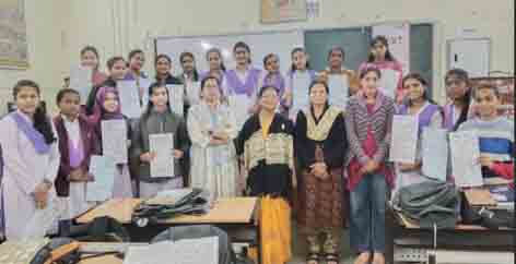 छिंदवाड़ा यशो:- राजमाता सिंधिया शासकीय स्नातकोत्तर कन्या महाविद्यालय, छिंदवाड़ा में प्राचार्य डॉ. अस्मिता मुंजे के मार्गदर्शन में स्वामी विवेकानंद कैरियर मार्गदर्शन प्रकोष्ठ के तत्वाधान में नि:शुल्क प्रशिक्षण का आयोजन किया गया। प्रकोष्ठ प्रभारी प्रो. बिंदिया महोबिया ने बताया कि उच्च शिक्षा विभाग म.प्र. शासन भोपाल के अंतर्गत उन्नति फाउंडेशन बैंगलोर से किये गये एम.ओ.यू. के अंतर्गत साफ्ट स्किल संबंधित यह प्रशिक्षण उक्त संस्था द्वारा किया गया है।