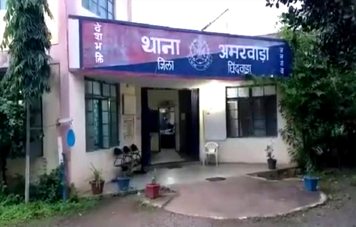 छिंदवाड़ा यशो:- अमरवाड़ा थाना क्षेत्र की पुलिस चौकी के ग्राम जमुनिया की एक महिला को जंगल में बुलाकर प्रेमी ने उसकी हत्या कर दी और शव को ढककर भाग खड़ा हुआ । मृतिका के पुत्र ने गुमशुदा की रिपोर्ट दर्ज करायी थी जिसकी जाँच करते हुये पुलिस को क्षेत्र के जंगल में एक शव प्राप्त हुआ जिसकी पहचान गुमशुदा महिला के रूप में हुई । पुलिस ने हत्या के एक एक तार को बारीकी जोड़ते हुये हत्यारे तक पहुँचने में सफलता प्राप्त की । हत्यारे ने बताया कि मृतिका और उसके बीच पिछले पाँच साल से प्रेम संबंध चल रहा है मृतिका उसके साथ रहने की जिद कर रही थी इसलिये उसने हत्या कर दी । पुलिस ने हत्या के आरोपी को गिरफ्तार कर मामला पंजीबद्ध किया है ।
