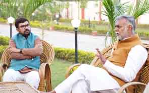 छिंदवाड़ा यशो:- सांसद बंटी विवेक साहू भोपाल प्रवास के दौरान प्रदेश के पंचायत एवं ग्रामीण विकास , श्रम मंत्री, प्रहलाद पटेल जी से मुलाकात की और छिंदवाड़ा के विकास को लेकर चर्चा की सांसद ने मंत्री जी को अवगत कराया कि छिंदवाड़ा पान्ढुर्ना जिले के म.प्र. ग्रामीण सड़क विकास प्राधिकरण का सुचारू कार्य संचालन हेतु छिंदवाड़ा में दो एवं पांढुर्णा में एक इकाई कार्यरत है। लेकिन मुख्यालय भोपाल के आदेश के द्वारा युक्तियुक्तकरण के अंतर्गत छिन्दवाडा में एक इकाई कर दी गई हैं तथा पांढुर्णा हेतु पृथक से नवीन इकाई प्रारंभ की गई हैं।
