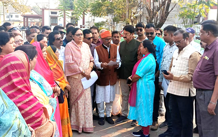 सिवनी यशो:- जबलपुर पाटन के टिमरी गांव में विगत 27 जनवरी को दिनदहाड़े दबंगों द्वारा 4 ब्राह्मण युवकों की हत्या के विरोध में जिला ब्राह्मण समाज के तत्वाधान में सात सूत्रीय ज्ञापन, प्रदेश के महामहिम राज्यपाल एवं माननीय मुख्यमंत्री के नाम जिला कलेक्टर के माध्यम से सोंपा गया।