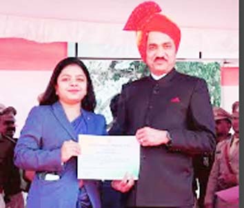 छिंदवाड़ा यशो:- गणतंत्र दिवस के मुख्य समारोह में दमुआ की मुख्य नगर पालिका अधिकारी सुश्री पूजा बुनकर को कलेक्टर शीलेन्द्र सिंह द्वारा सम्मानित किया गया जिले के सी.एम.ओ ने उन्हें बधाई दी है