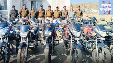 छिंदवाड़ा यशो:- थाना कुण्डीपुरा पुलिस ने वाहन चोरी के मामलों में बड़ी सफलता हासिल की है। पुलिस अधीक्षक अजय पांडे, अतिरिक्त पुलिस अधीक्षक अवधेश प्रताप सिंह और नगर पुलिस अधीक्षक अजय राणा के निर्देशन में संपत्ति संबंधी अपराधों की रोकथाम और आरोपियों की गिरफ्तारी के लिए विशेष अभियान चलाया गया। इसी क्रम में 16 जनवरी 2025 को मुखबिर की सूचना पर कार्रवाई करते हुए पुलिस ने तीन संदिग्धों को गिरफ्तार किया।