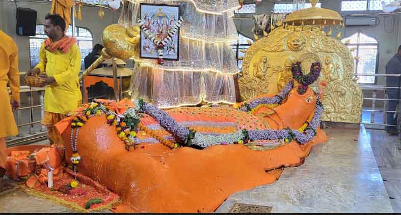 सौसर यशो:- नव वर्ष 2025 के प्रथम शनिवार को क्षेत्र के प्रसिद्ध चमत्कारिक हनुमान मंदिर में दर्शनार्थ आज भारी जनसैलाब उमङा इसी तरह गत वर्ष के अंतिम शनिवार को भी भक्तों का जनसैलाब आया.था उस शनिवार को पांढुर्ना के भक्तगण पदयात्रा के माध्यम से दर्शन के लिए आए थे जबकि इस शनिवार को लोधीखेड़ा से बड़ी तादाद में भक्तगण पदयात्रा से दर्शनार्थ आएचमत्कारिक हनुमान मंदिर में प्रात: से ही भक्तों का जन सैलाब दर्शनार्थ मंदिर परिसर में पहुंच रहा था प्रात: प्रतिमा के अभिषेक के पश्चात दर्शन के लिए पट खोल दिए गए थे दर्शन करने वाले को बड़ी लंबी कतार लगी हुई थी सुविधाजनक दर्शन के लिए बैरिकेट्स भी लगाये गए थे