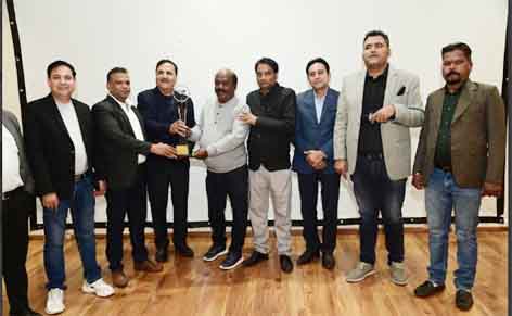 छिंदवाड़ा यशो:- सतीजा ग्रुप का अवार्ड सेरेमनी प्रोग्राम संपन्न हुआ शहर का प्रतिष्ठित ग्रुप जो शहर में अपनी अलग पहचान रखता है कल पारिवारिक माहौल में अवार्ड सेरेमनी मनाई गई जिसमें सतीजा मोटर के मैनेजिंग डायरेक्टर और फाउंडर वीरेंद्र सतीजा ने बताया कि मेरे पास जो भी कर्मचारी आता है वह फिर यही का होकर रह जाता है क्योंकि मेरे यहां काम करने वाले प्रत्येक सदस्य को पारिवारिक माहौल के साथ-साथ अलग-अलग प्लेटफार्म में काम करने का अवसर मिलता है यहां कार्यरत कर्मचारी 33वर्षों से लगातार सेवाएं दे रहे हैं यही मिशाल है इस ग्रुप की पूरी तरह पारिवारिक माहौल में आयोजित कार्यक्रम में नए कर्मचारियों के लिए सीखने का और जज्बे को दिखाने का प्लेटफॉर्म है यहां के पारिवारिक माहौल में अपने हुनर को दिखाने का जलवा ही कुछ और है