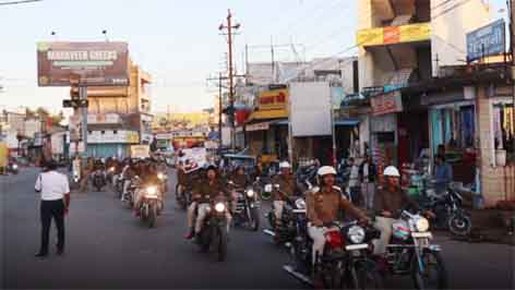छिंदवाड़ा यशो:- आज पुलिस प्रशासन के तत्वावधान में एक बुलेट बाइक रैली का आयोजन किया गया। इस आयोजन का मुख्य उद्देश्य समाज में सड़क सुरक्षा, नशा मुक्ति, और साइबर सुरक्षा के प्रति जागरूकता बढ़ाना था।कार्यक्रम का शुभारंभ पुलिस अधीक्षक श्री अजय पांडे जी द्वारा हरी झंडी दिखाकर किया गया। इस अवसर पर समस्त थाना प्रभारी, पुलिस बल, तथा गणमान्य नागरिक उपस्थित रहे।