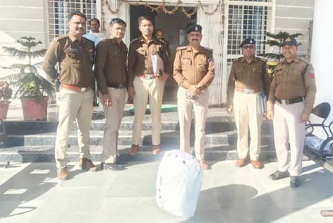 छिंदवाड़ा यशो:- पुलिस अधीक्षक छिन्दवाडा अजय पांडे, अतिरिक्त पुलिस अधीक्षक अवधेश प्रताप सिंह के निर्देशन में नगर पुलिस अधीक्षक अजय राणा के मार्ग दर्शन में अवैध मादक पदार्थो के विक्रय/परिवहन में संलिप्त व्यक्तियों के विरूद्ध प्रभावी कार्यवाही करने के सख्त निर्देश दिये गये हैं, वरिष्ठ अधिकारियो के निर्देशन में थाना प्रभारी कुण्डीपुरा श्री मनोज बघेल के नेतृत्व में पुलिस टीम द्वारा अवैध मादक पदार्थ (गांजा) के विरुद्ध कार्य में संलिप्त आरोपियों से *कुल 09 किलो 336 ग्राम गांजा जिसकी कीमत करीब 90,000/- (नब्बे हजार रुपये) का जप्त कर आरोपियो को गिरफ्तार किया जाकर आरोपियो के विरूद्ध अप. क्र. 56/25 धारा 8/20 एन डी पी एस एक्ट* पंजीबद्ध कर विवेचना में लिया गया ।