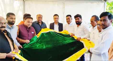 छिंदवाड़ा यशो:- जिले के पूर्व सांसद नकुलनाथ की ओर से प्रसिद्ध सूफी संत हजऱत ख्वाजा मोइनुद्दीन हसन चिश्ती की राजस्थान राज्य के अजमेर स्थित दरगाह पर चादर पेश की जाएगी। आज श्री नकुलनाथ ने निज निवास कमलकुंज से मुल्क में अमन-चैन की दुआ मांगकर अजमेर शरीफ में चादरपोशी हेतु चादर भेजी। सूफी संत ख्वाजा मोइनुद्दीन हसन चिश्ती के सालाना उर्स के अवसर पर छिन्दवाड़ा एवं पांढुर्ना जिले के अनुयायी को बधाई व शुभकामनाएं दी। भारतवर्ष की पहचान कही जाने वाली गंगा जमुना तहजीब व सामाजिक सदभाव को हमेशा ही ख्वाजा गरीब नवाज की शिक्षा ने मजबूती प्रदान की है।