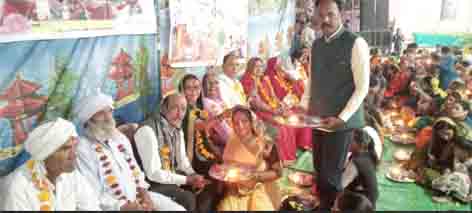 छिंदवाड़ा यशो:-  परम् पूज्य संत  आशारामजी बापू द्वारा प्रेरित विश्व के 167 देशों में मनाया जाने वाला मातृ-पितृ पूजन दिवस की धूम पूरे जिले में है । जगह-जगह भागवत कथाओं में, स्कूलो में ,धार्मिक आयोजनों में यह कार्यक्रम सम्पन्न हो रहें हैं। बच्चों में, विद्यार्थियों में, युवाओं में अच्छे संस्कारों का सिंचन हों, अपने-अपने माता-पिता के प्रति पूज्य भाव प्रकट हो इस निमित्त यह आयोजन प्रतिवर्ष सम्पन्न कराए जातें हैं। शास्त्रों में आता है कि जो बच्चे अपने माता-पिता और गुरुजनों का आदर करते हैं वह चिरआदरणीय हो जाते हैं। सर्वप्रथम भगवान श्री गणेश जी ने उनके माता-पिता का पूजन कर देवताओं में प्रथम पूजनीय होने का आशिर्वाद प्राप्त किया था। पूज्य बापूजी भी चाहते हैं कि विश्व का हर बच्चा भगवान गणेश जी जैसा बन जाये।