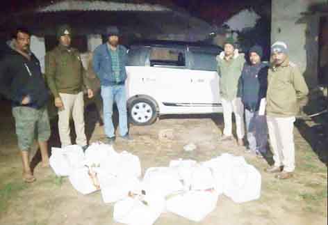 छिंदवाड़ा यशो:- पुलिस अधीक्षक छिंदवाड़ा अजय पांण्डे अति. पुलिस अधीक्षक ए.पी. सिंह, के निर्देशन में नव वर्ष के दौरान अवैध शराब तस्करी एवं परिवहन करने वालो के विरुध्द प्रभावी कार्यवाही करने हेतु विशेष अभियान चलाया गया जिसके अन्तर्गत अनु. अधि.. पुलिस परासिया जितेन्द्र सिंह जाट के नेतृत्व में थाना प्रभारी उमरेठ द्वारा अपने स्टाफ के साथ दिनांक 01.01.2025 को नव वर्ष के दौरान सुरक्षा व्यवस्था एवं कस्बा पेट्रोलिंग के दौरान मारुती सुजकी वैगनार कार क्र. mp 36 c 3956 के चालक दको रोका गया जो चकमा देकर कचराम तरफ भागा जिसका पुलिस द्वारा थाना मोबाईल एवं डायल 100 के पीछा किया गया जो कार चालक ग्राम बीचकवाड़ा में माता मंदीर के सामने मौके अंधेरा का फायदा उठाकर भाग गया कार की तलासी के दौरान कार से 12 पेटी अंग्रेजी शराब बरामद की गई।