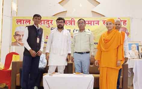 छिंदवाड़ा यशो:- परम् पूज्य संत आशारामजी बापू की कृपा पात्र शिष्या साध्वी रेखा बहन को उनके उत्कृष्ट सेवा कार्यो के कारण जनकपुर नेपाल की मंदिर समिति ने चांदी की फोटो भेंट देकर सम्मानित किया। सनद रहे कि साध्वी रेखा बहन अंतर्राष्ट्रीय स्तर की वक्ता हैं। पूरे देश भर में जगह -जगह उनके सत्संग आयोजन होते हैं। इसके अलावा विदेशों में भी इनके सत्संग की माँग है।